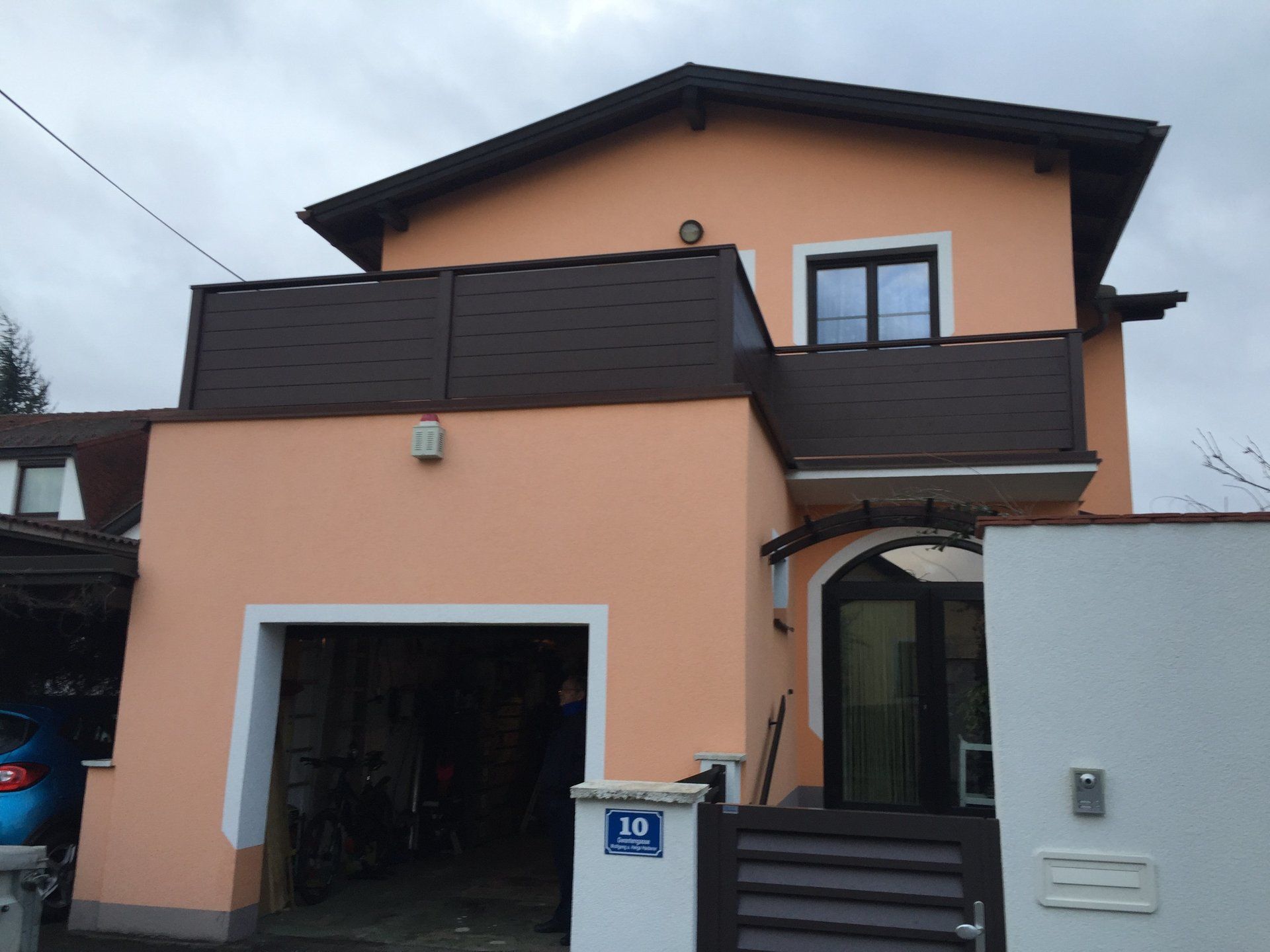 Ein großes Haus mit Balkon und Garage