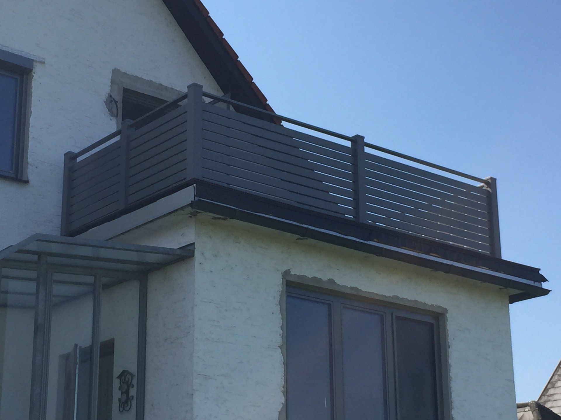 Ein Haus mit einem Balkon an der Seite