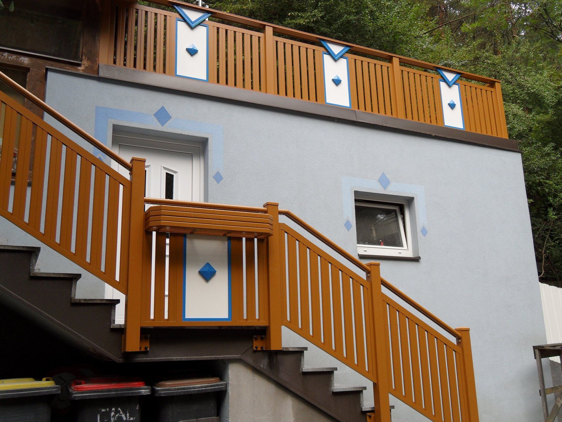 Treppe, die zu einem Balkon auf einem Gebäude führt
