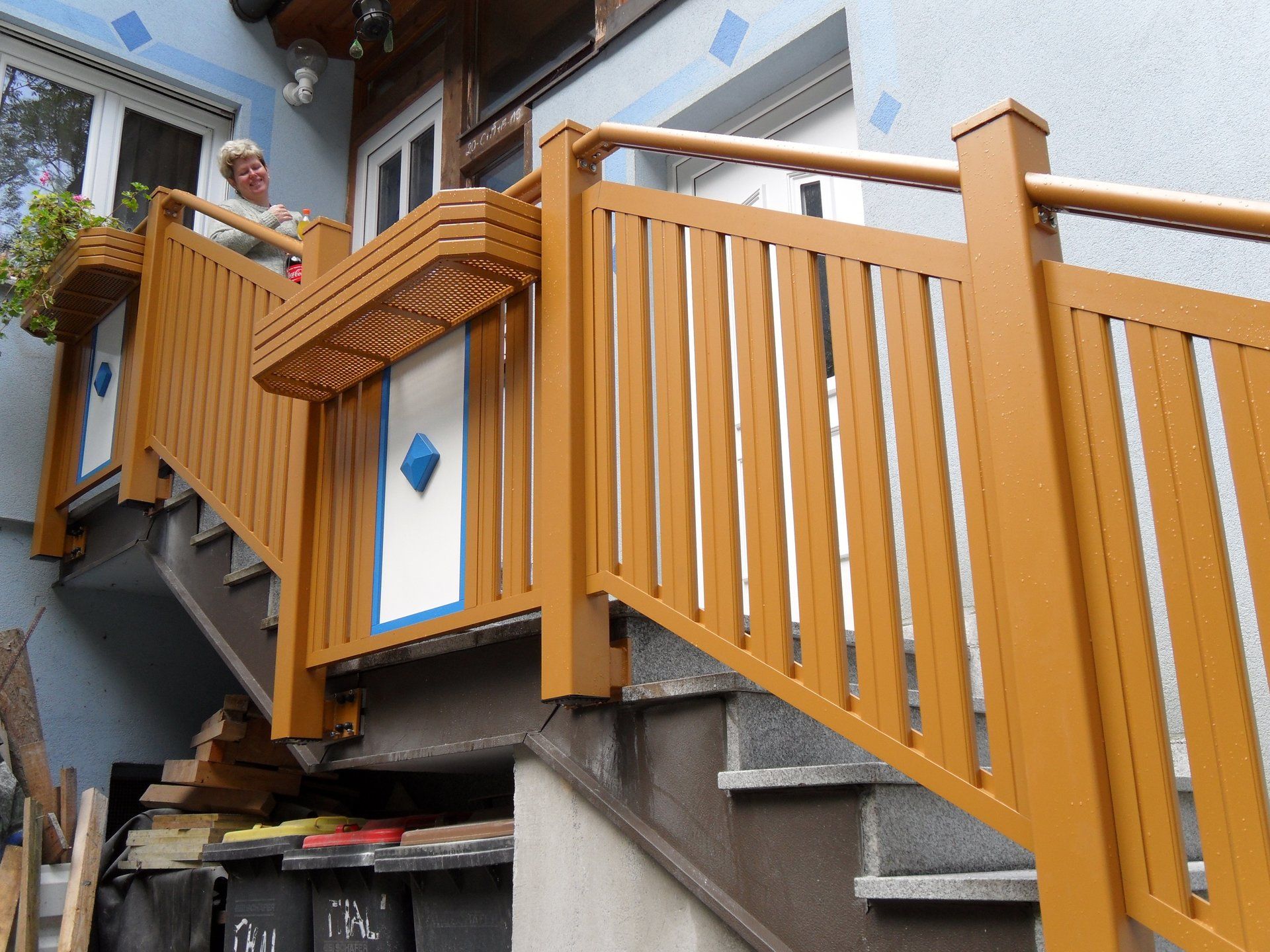 Ein Mann sitzt auf einem Balkon mit Blick auf eine Treppe