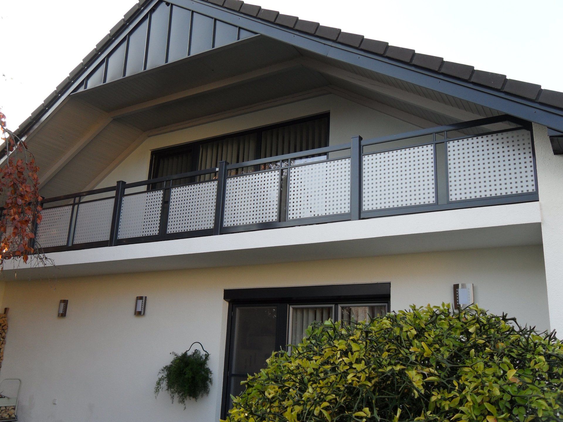 Ein weißes Haus mit einem Balkon im zweiten Stock