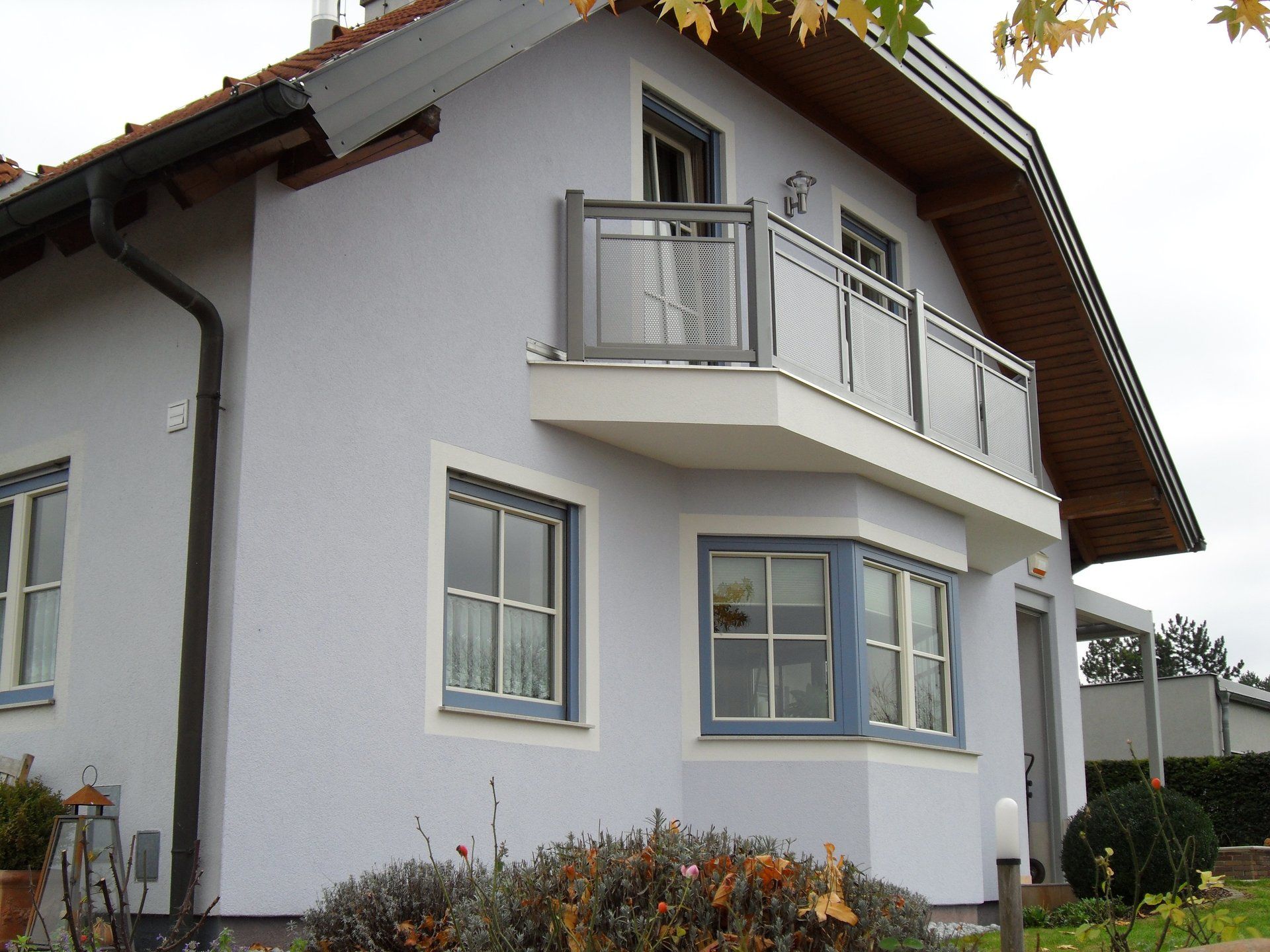 Ein Haus mit Balkon und vielen Fenstern