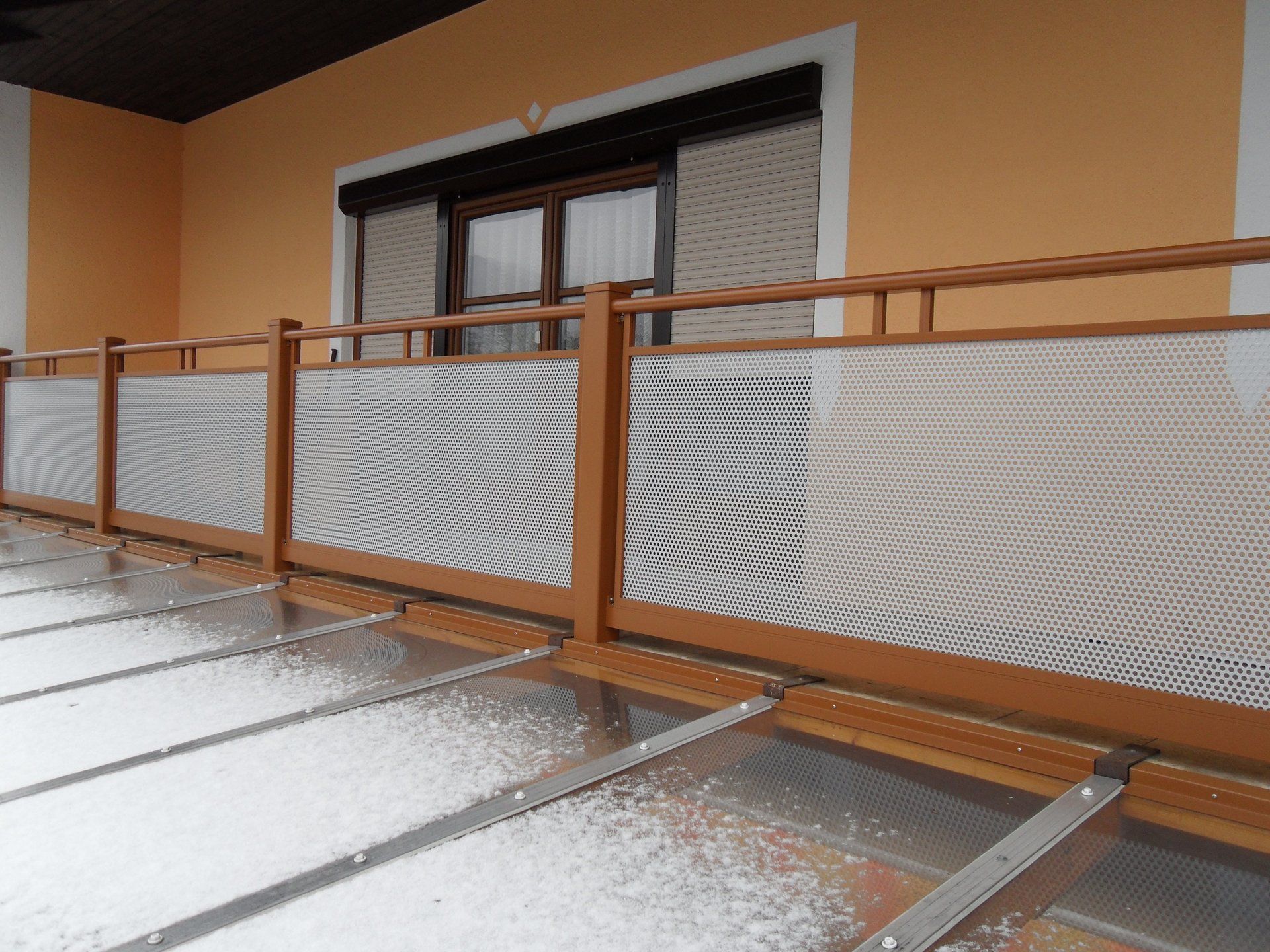 Ein Balkon mit Metallgeländer und Fenster