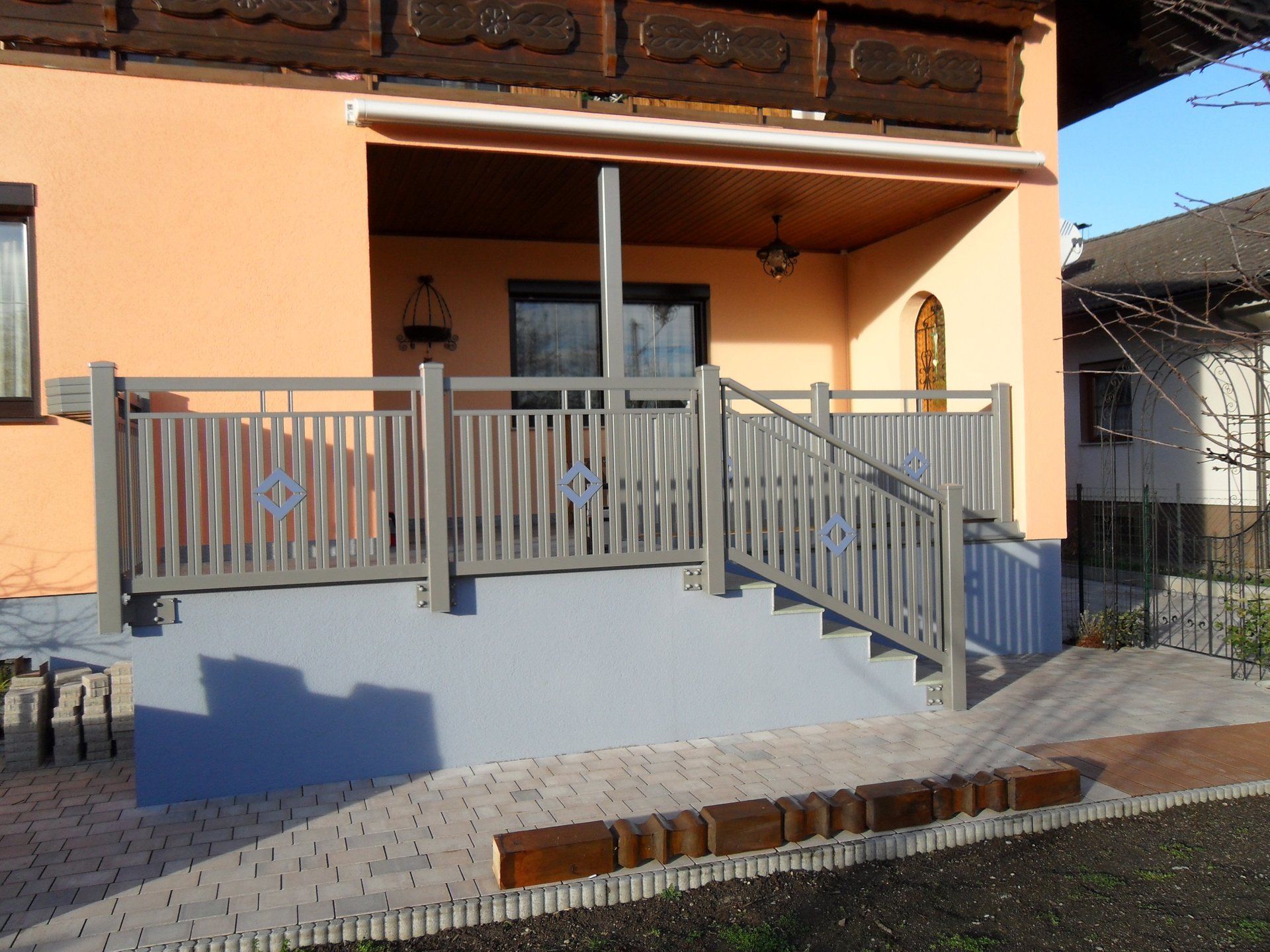 Ein Haus mit einem Balkon und einer Treppe, die dorthin führt
