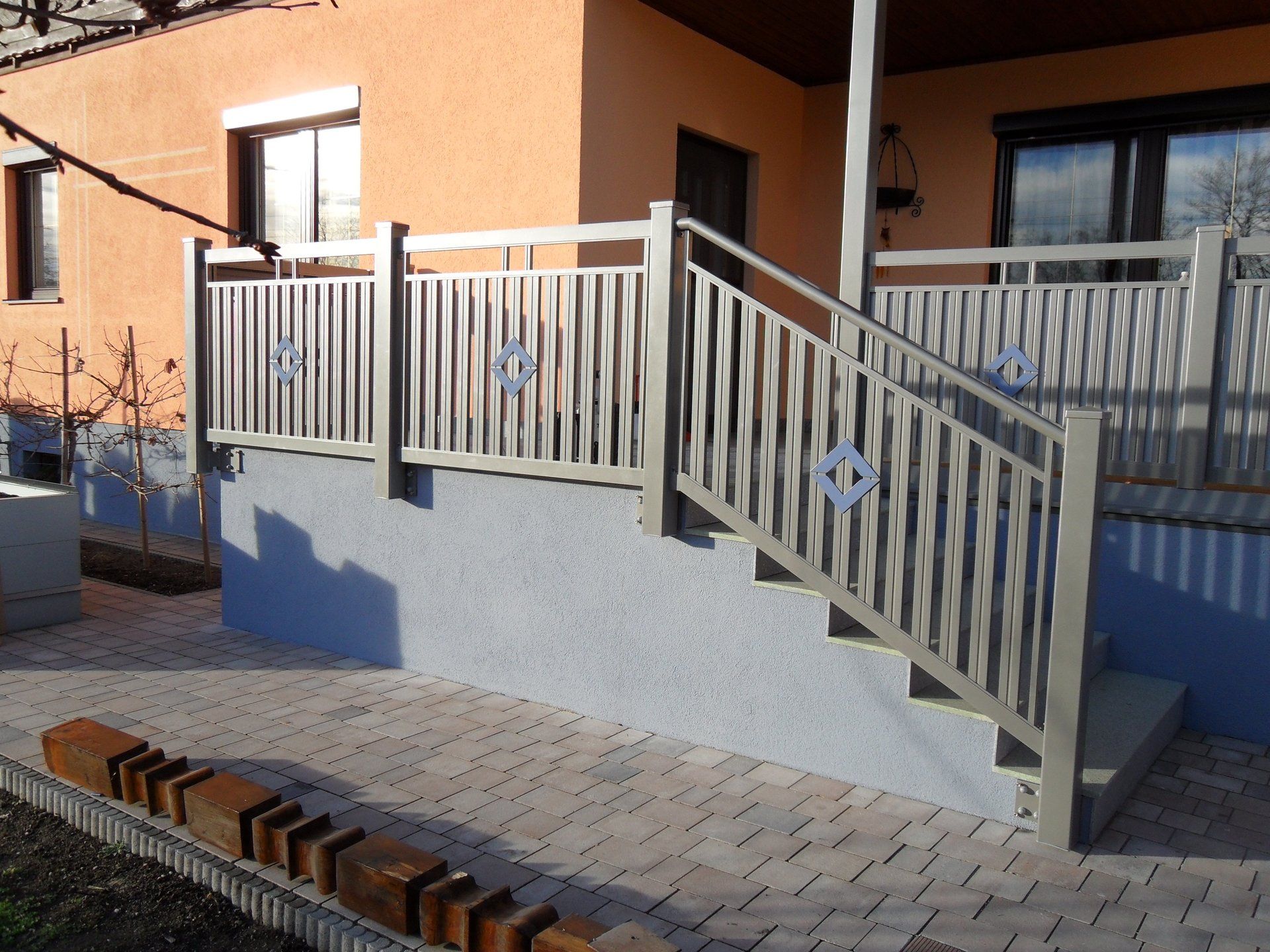 Ein Haus mit Treppen und Geländer