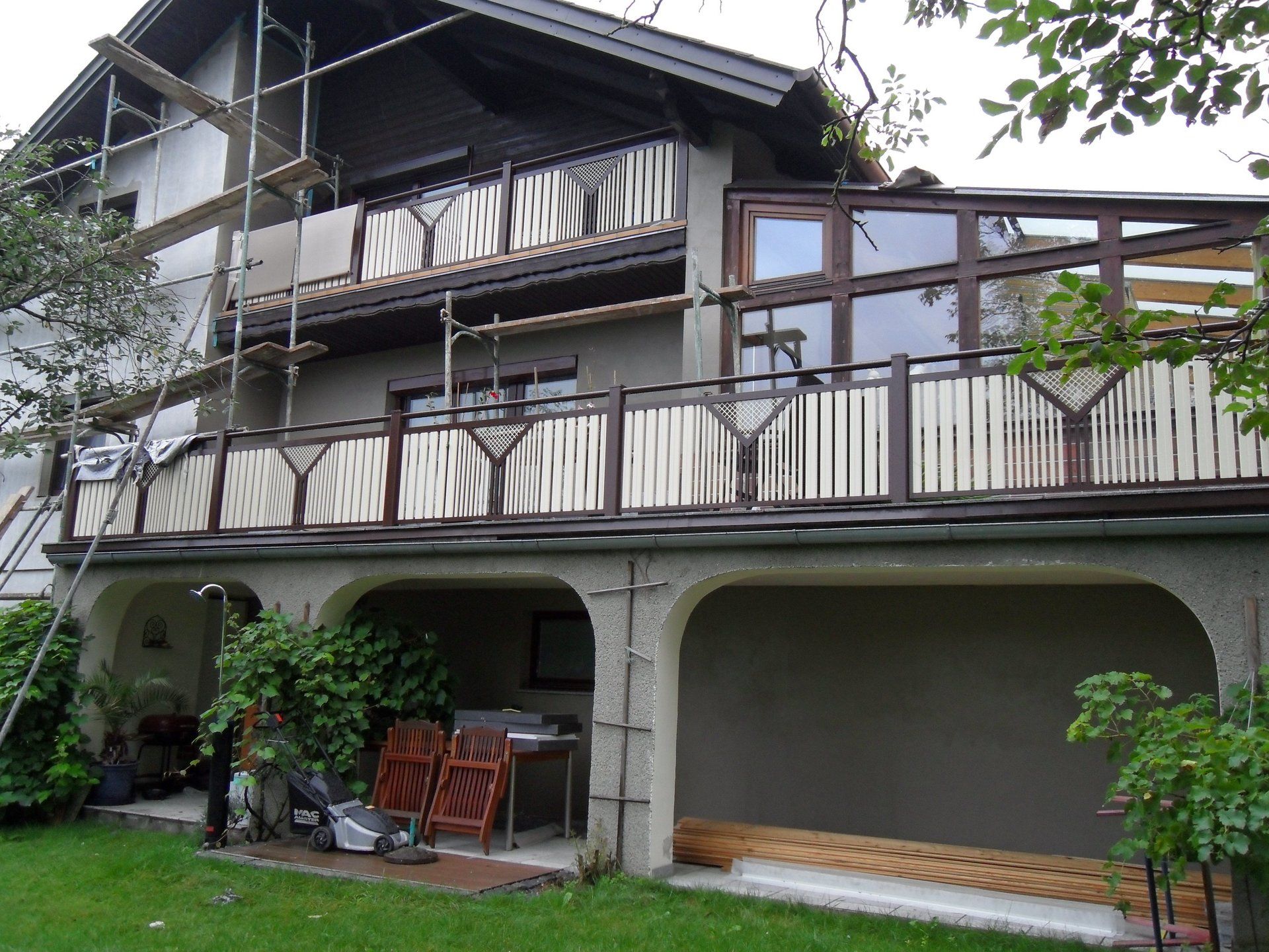 Ein Haus mit Balkon und Gerüst an der Seite