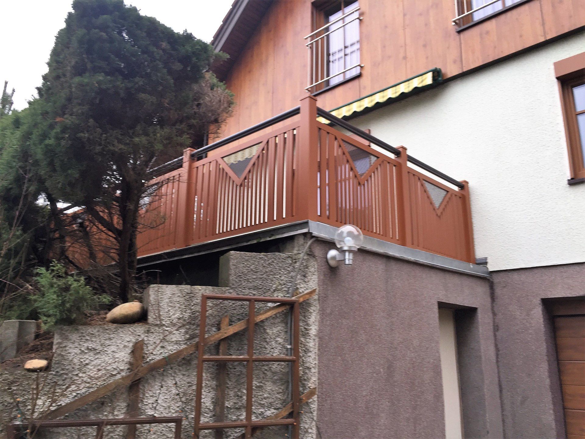 Ein Haus mit einem Balkon an der Seite