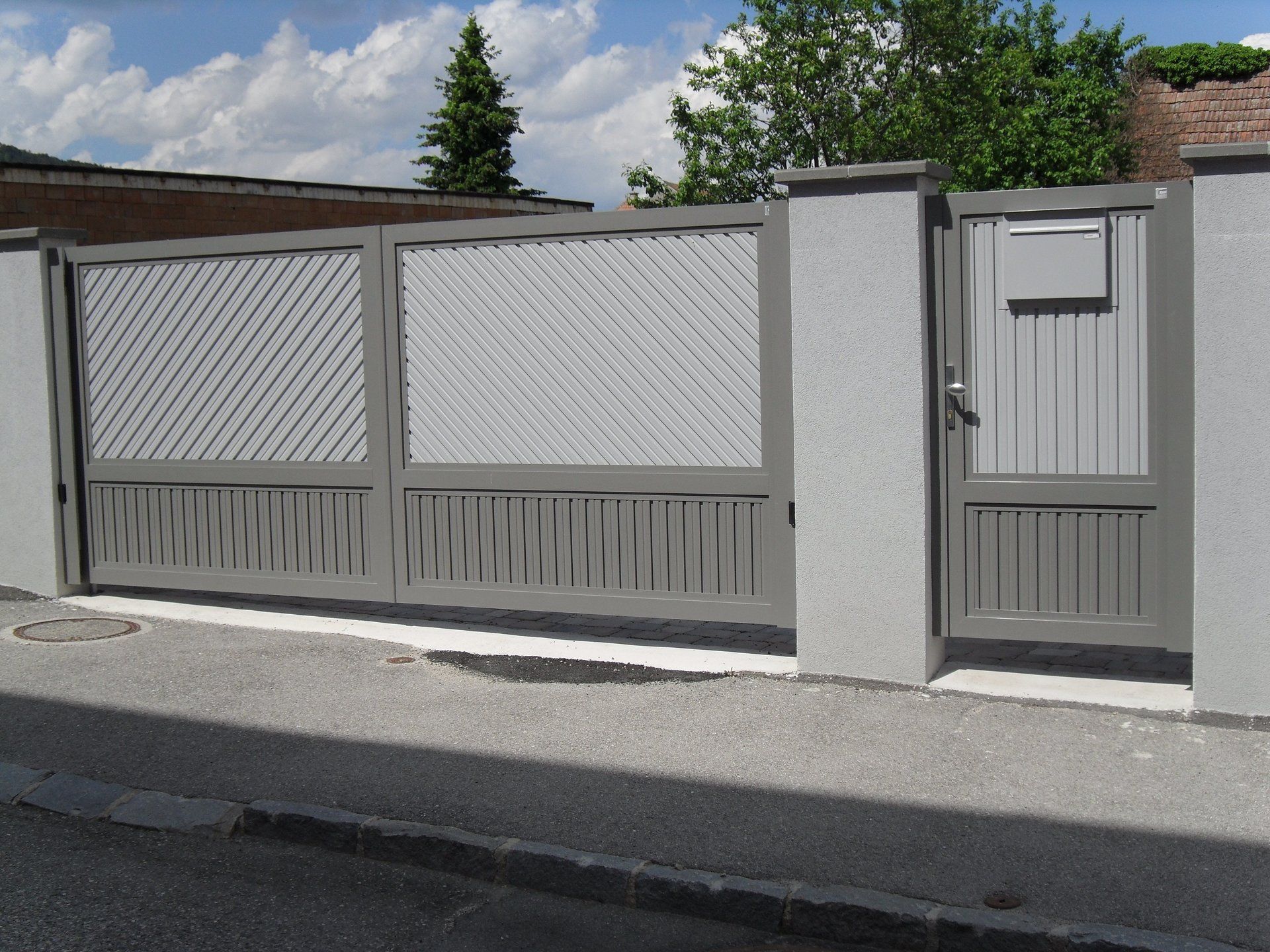 Ein Zaun mit einem Tor und einem Briefkasten darauf