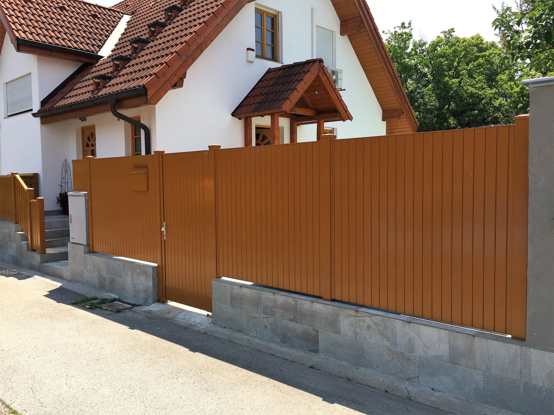 Ein Haus mit einem Holzzaun darum herum