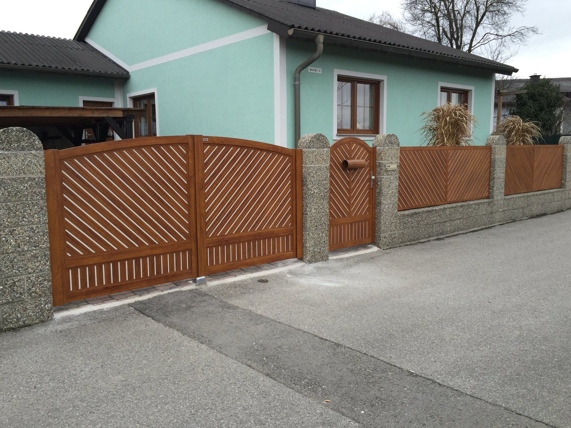 Ein Gewächshaus mit einem Holzzaun darum