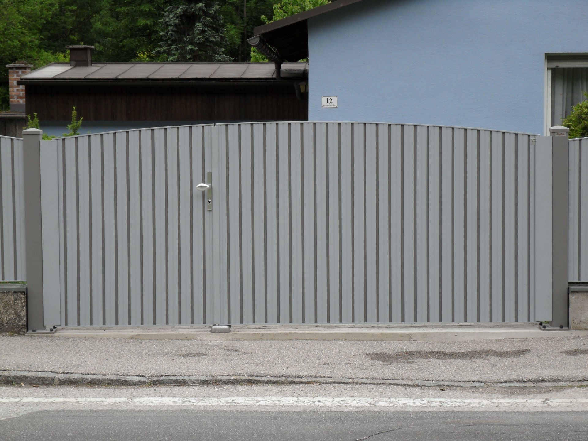 Ein grauer Zaun mit der Nummer 4 darauf