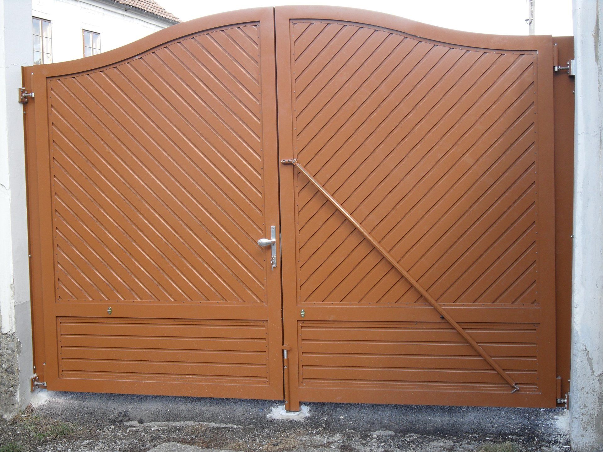 Ein Holztor mit einem diagonalen Muster darauf