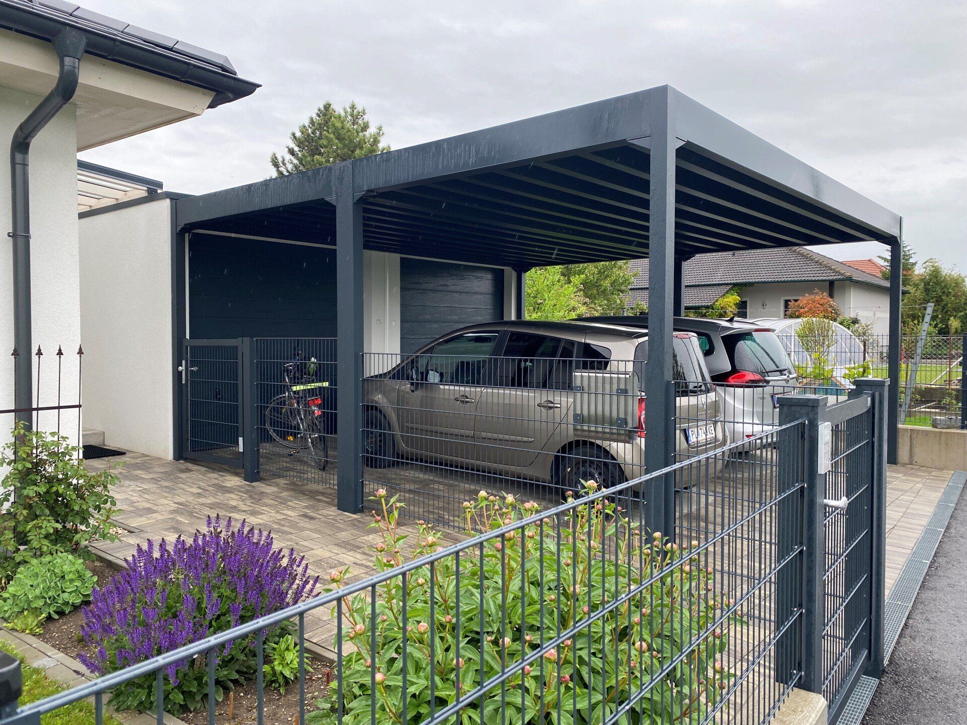 Vor einem Haus wird ein Carport gebaut.