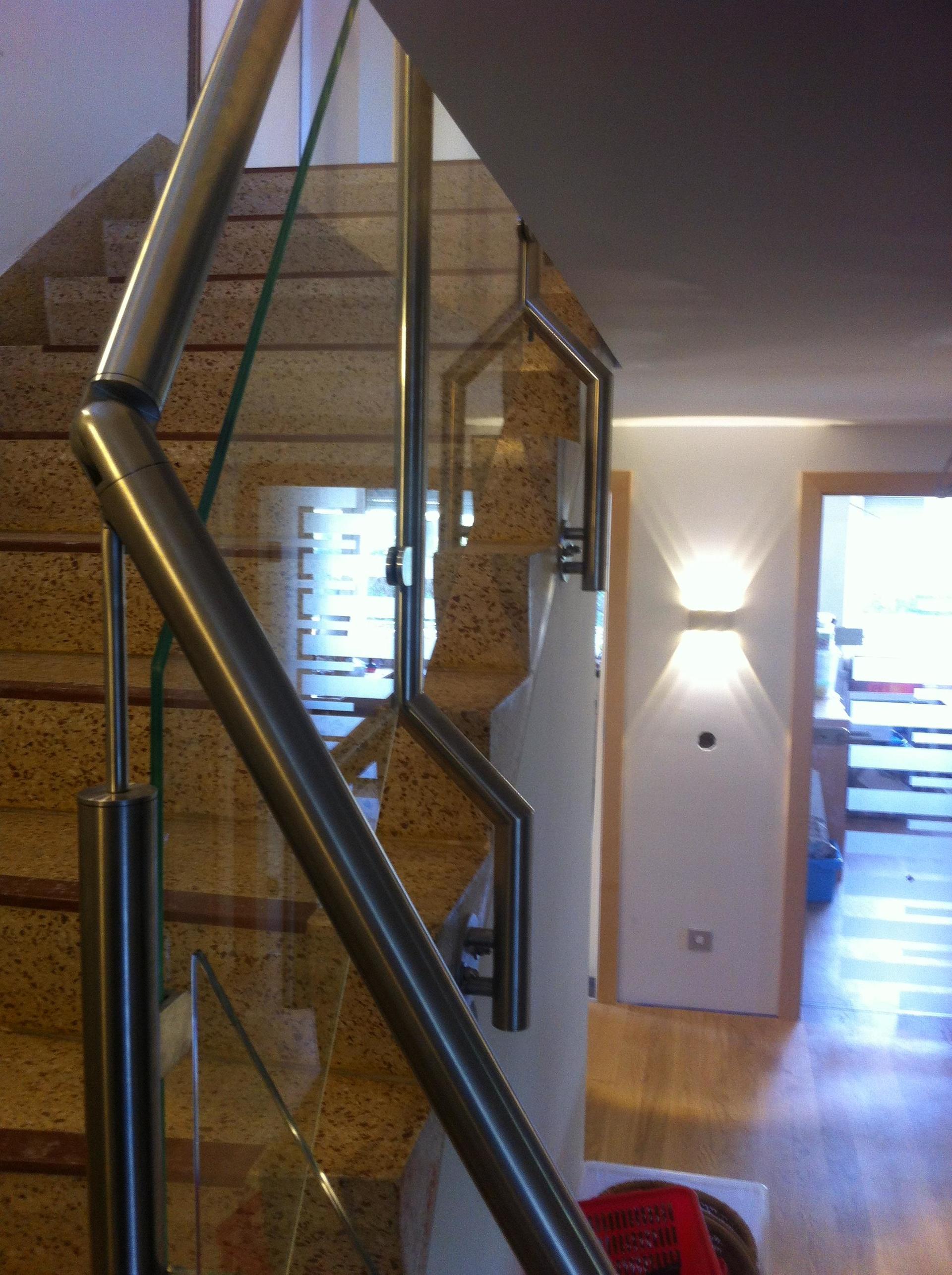Eine Treppe mit Edelstahlgeländer und Glasgeländer