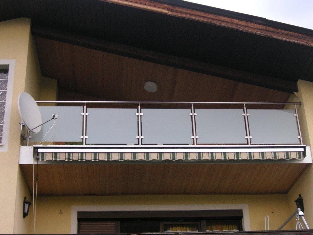 Ein Balkon mit einer daran befestigten Satellitenschüssel