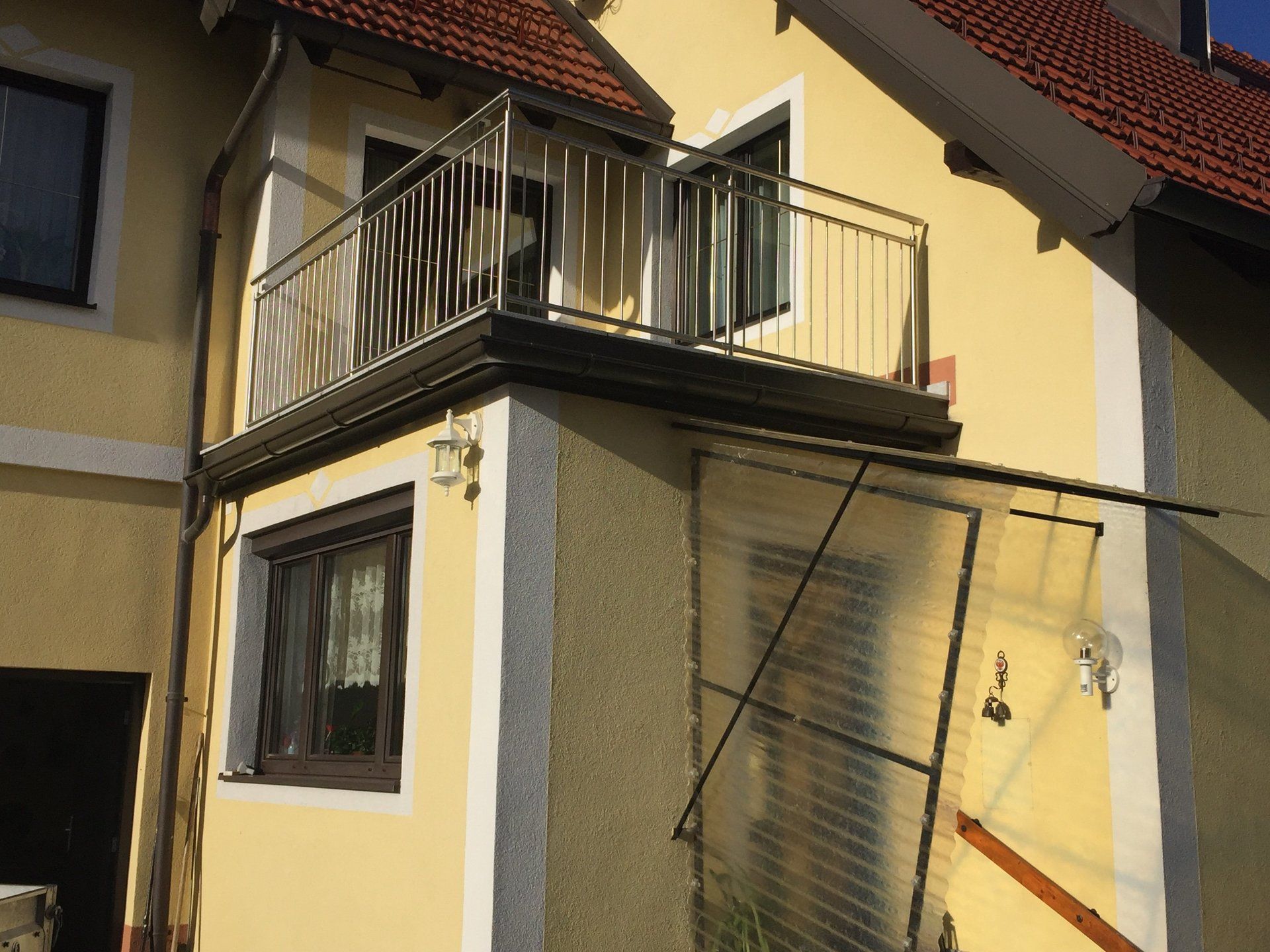 Ein Haus mit einem Balkon an der Seite