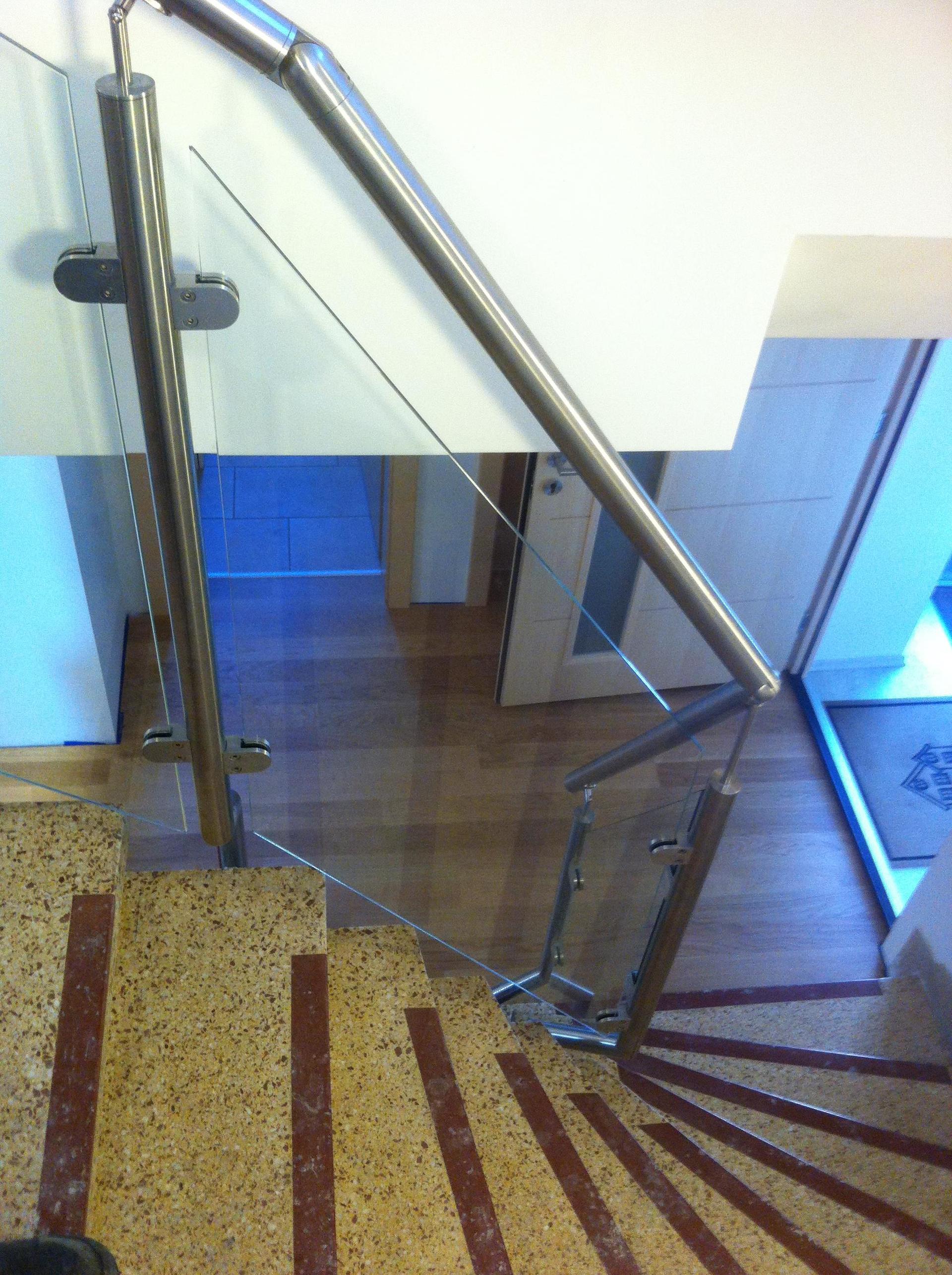 Eine Treppe mit Edelstahlgeländer und Glasgeländer