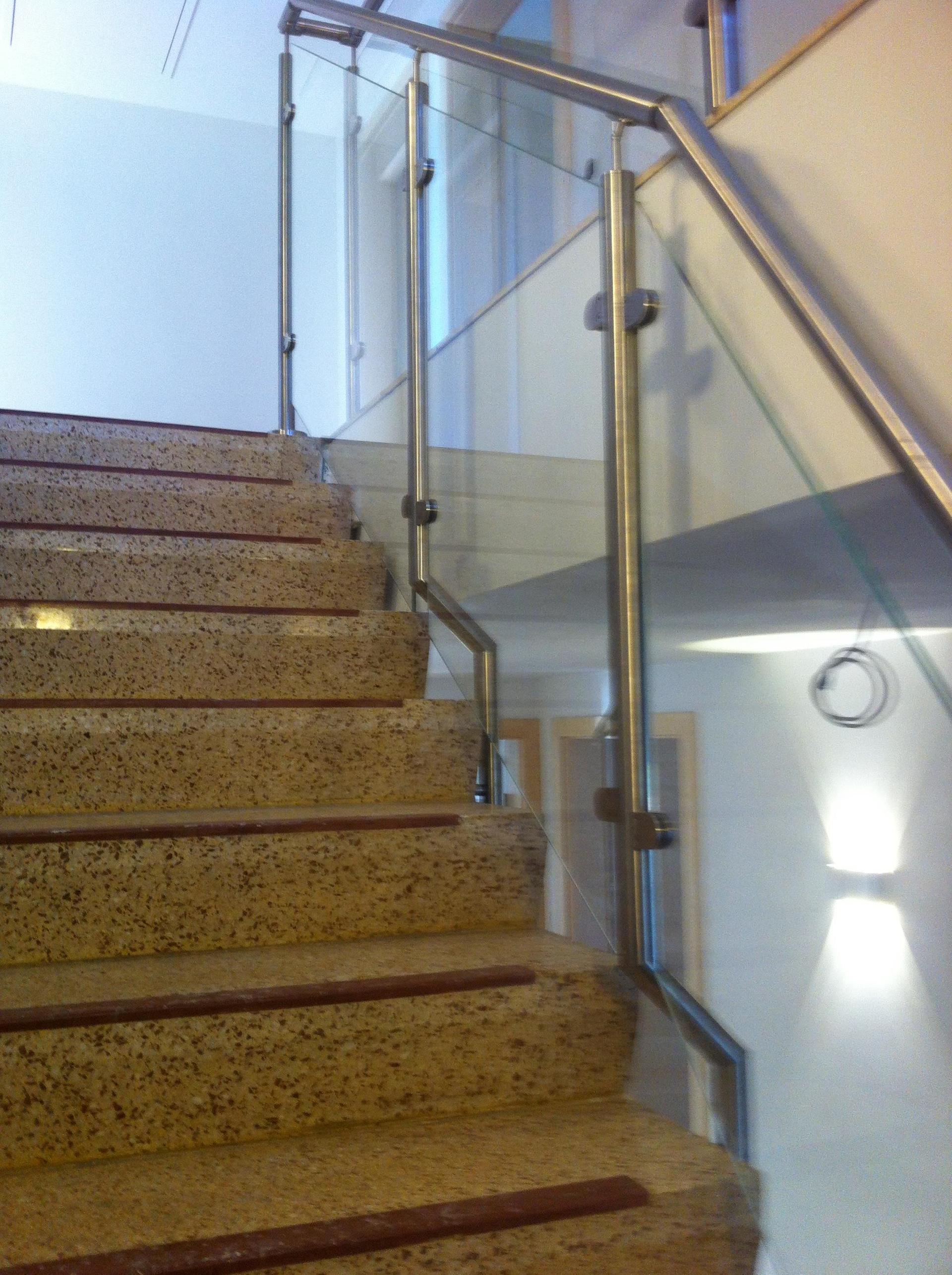 Eine Treppe mit Glasgeländer