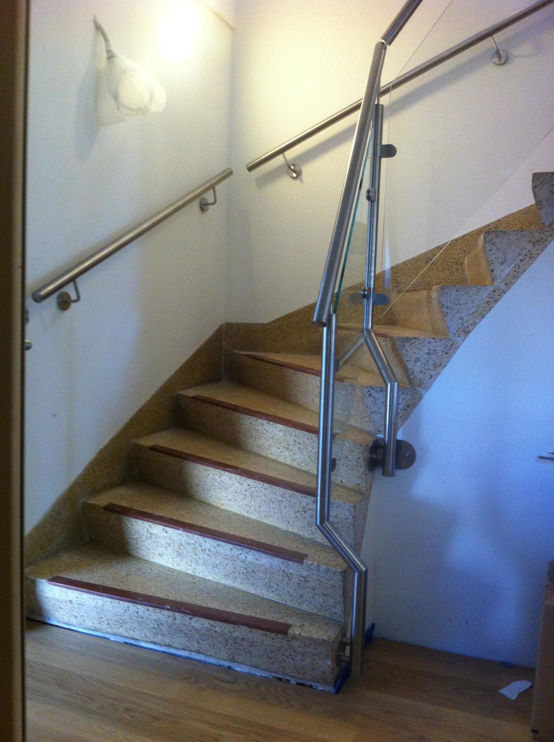 Eine Treppe mit Holzstufen und einem Glasgeländer