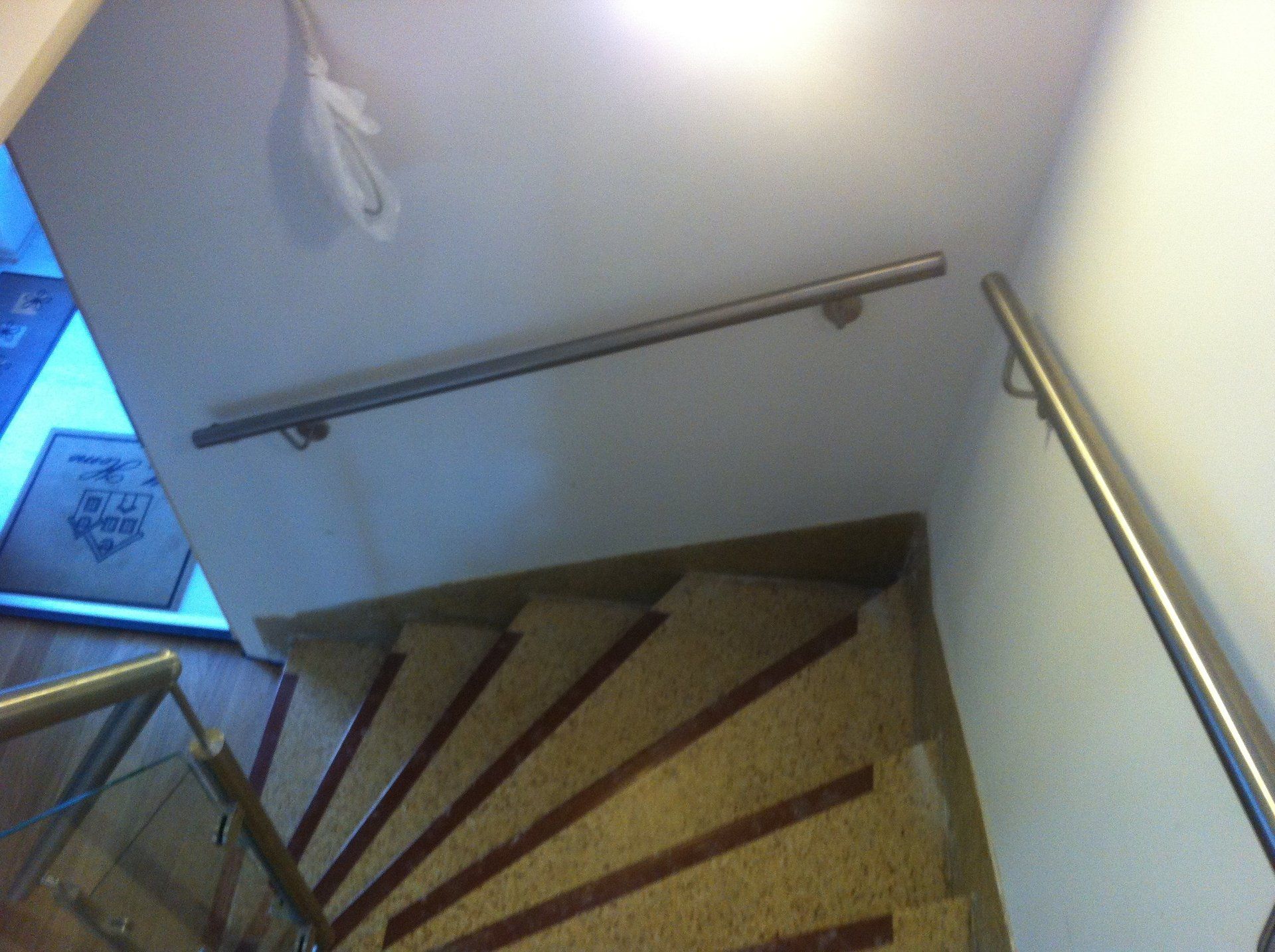 Eine Wendeltreppe mit Edelstahlgeländer