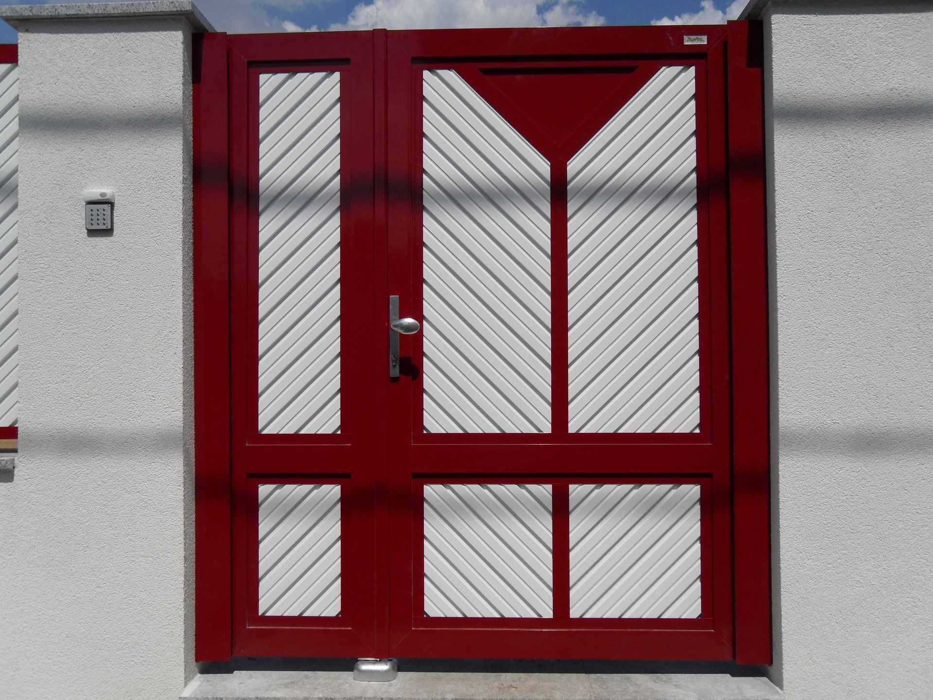 Ein rot-weißes Tor mit der Nummer 29 darauf