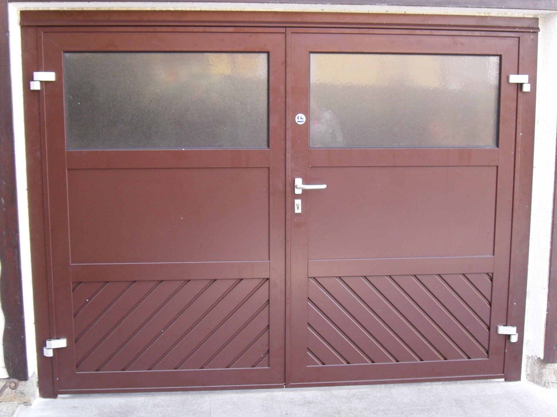 Ein braunes Garagentor mit einem weißen Griff