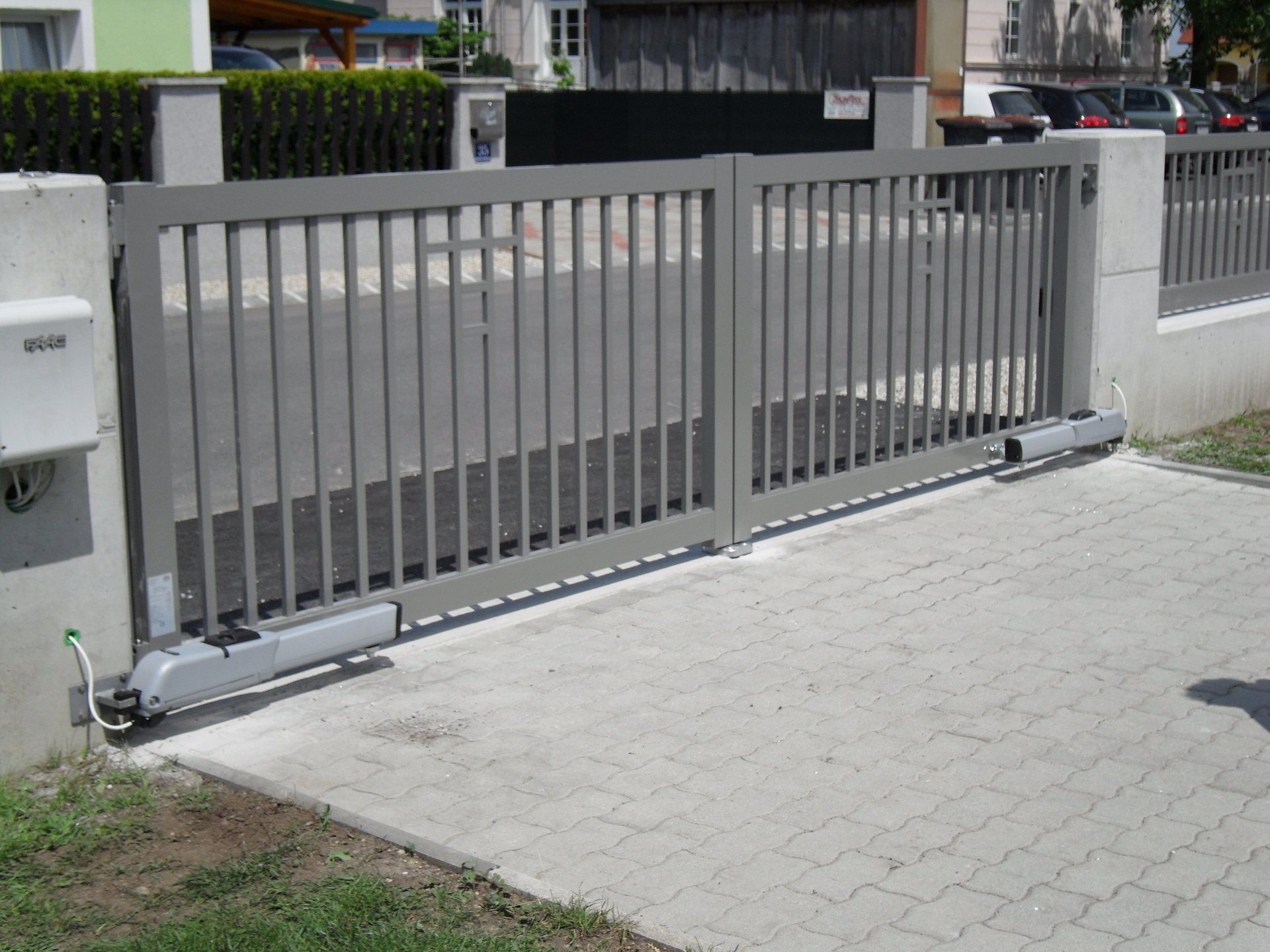 Ein Schiebetor mit einem Briefkasten im Hintergrund