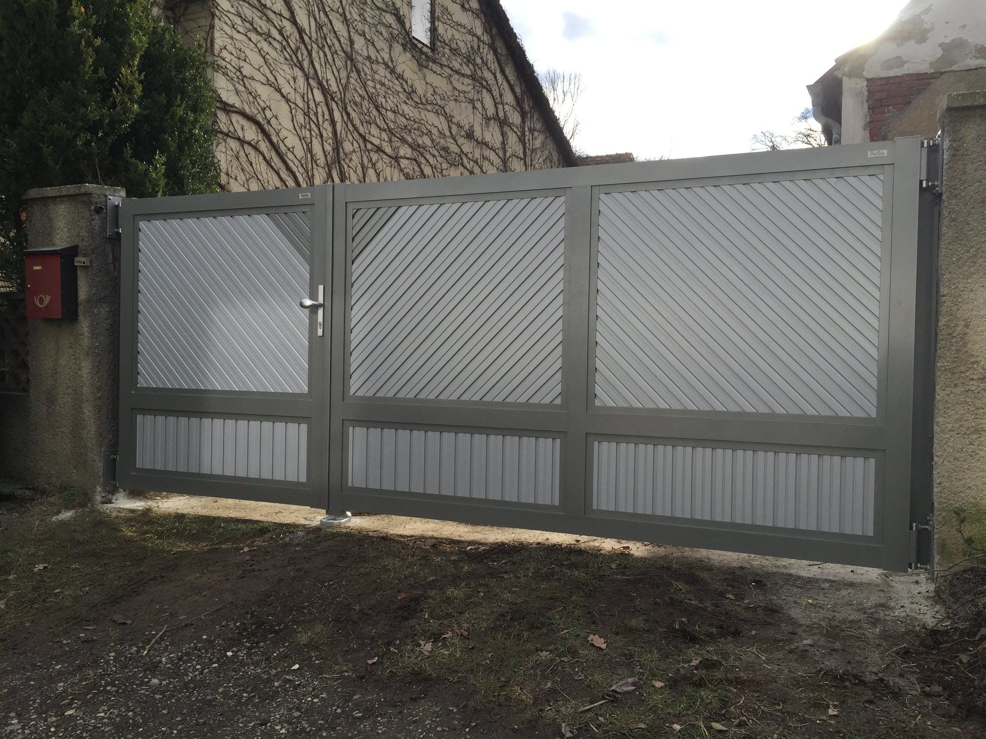 Ein grau-weißes Tor mit diagonalem Muster