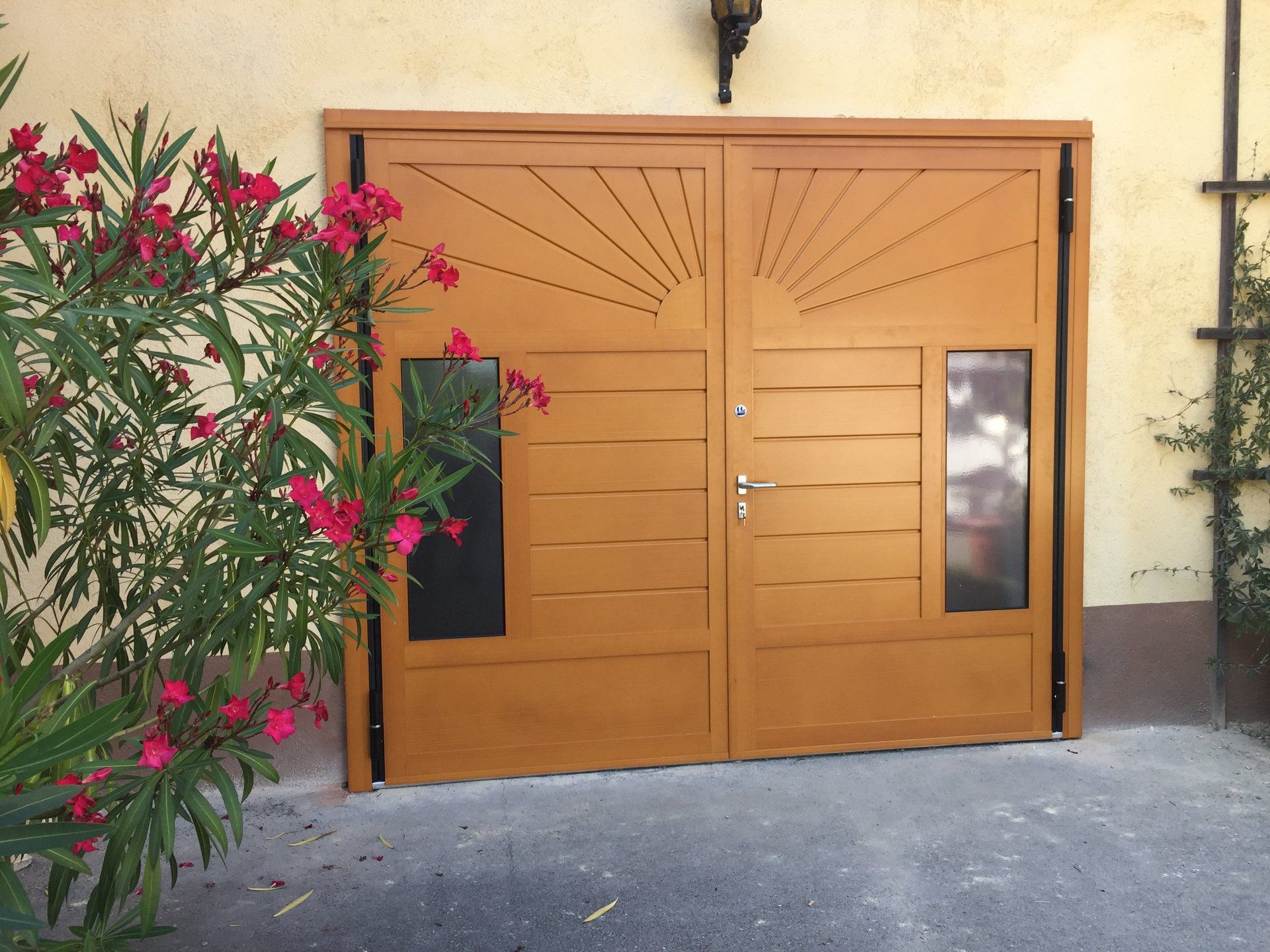 Ein hölzernes Garagentor mit Blumen davor