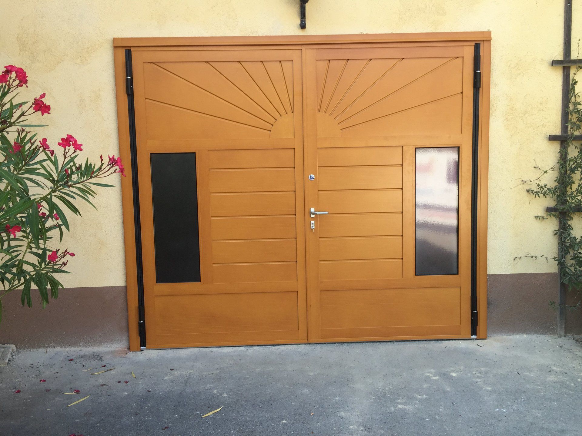 Ein hölzernes Garagentor mit einem Sonnenmotiv darauf