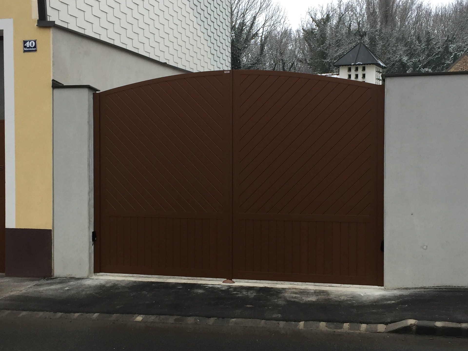 Vor einem Gebäude mit der Nummer 29 steht ein braunes Tor