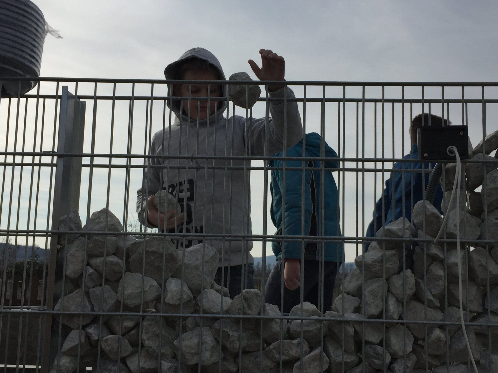 Ein Junge trägt einen Kapuzenpullover mit der Aufschrift „The North Face“