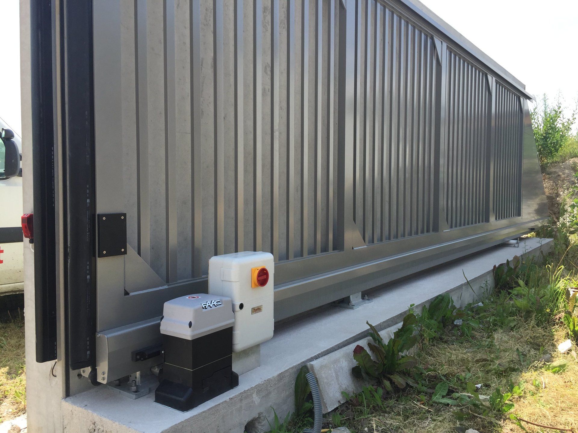 Ein Schiebetor mit daran befestigtem Motor