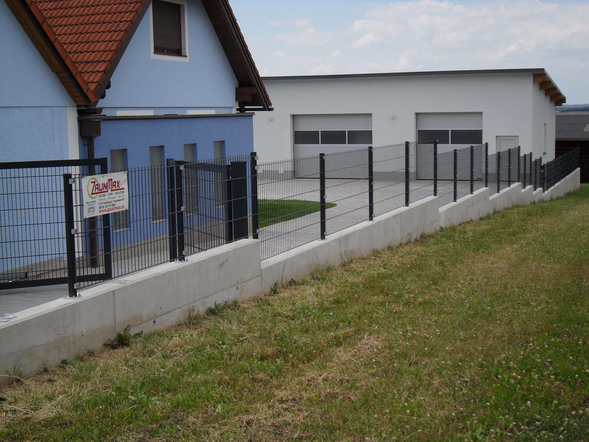 Ein Zaun mit einem Schild mit der Aufschrift „Betreten verboten“