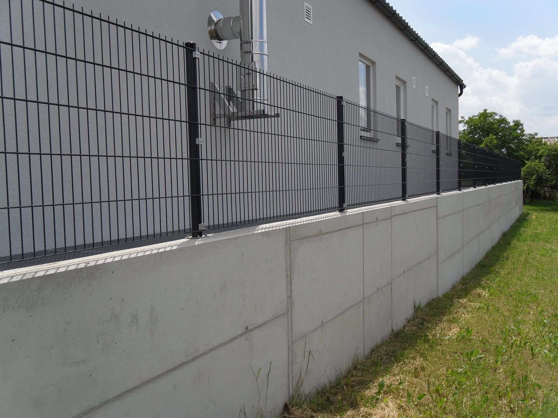 Ein Zaun mit dem Buchstaben a darauf