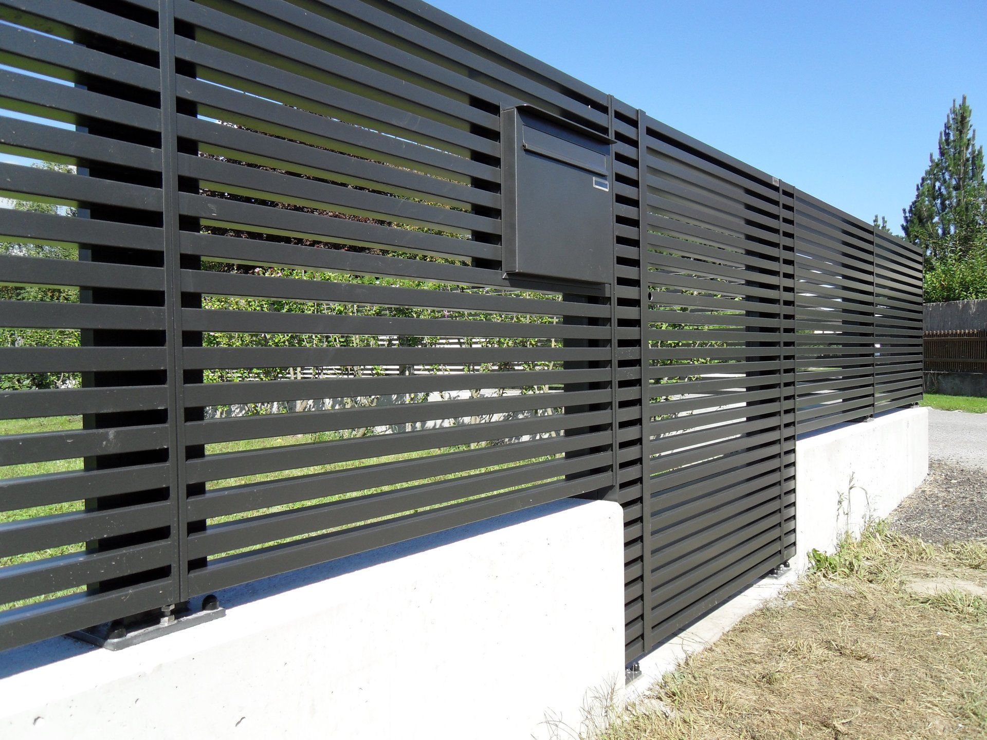 Ein Haus mit einem Zaun und einem Tor davor