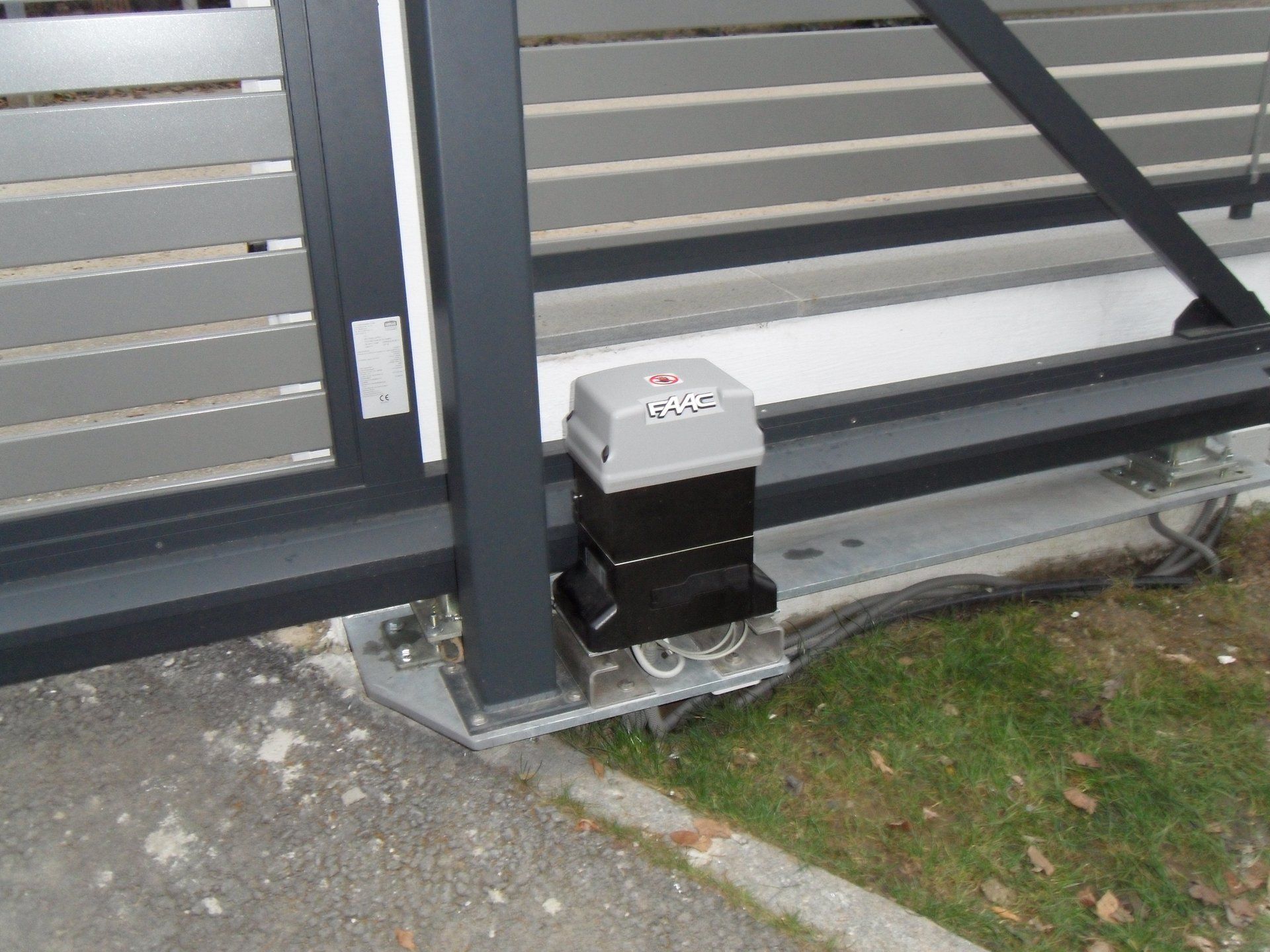 Ein Schiebetor mit daran befestigtem Motor