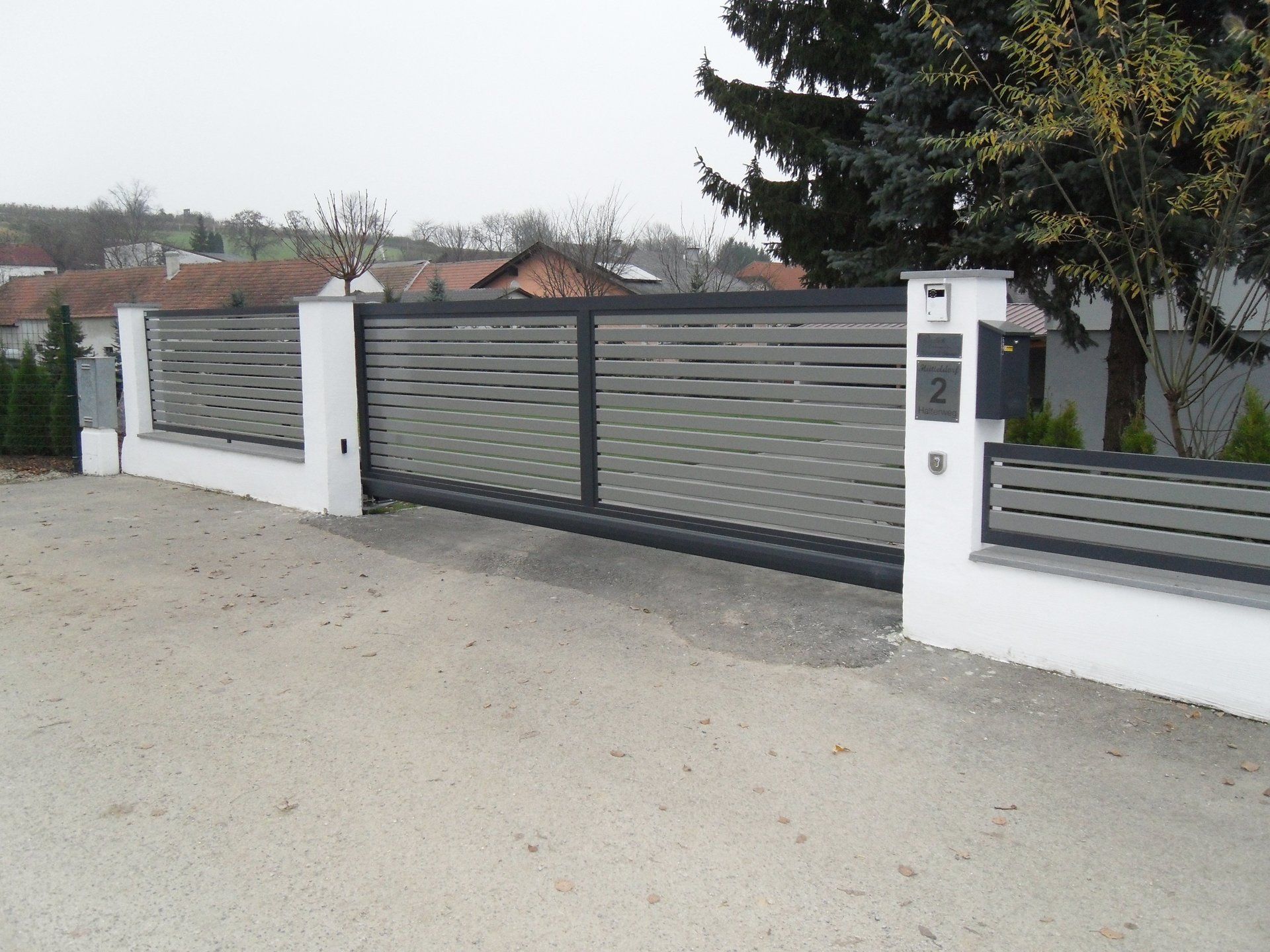 Ein Zaun mit der Nummer 2 darauf