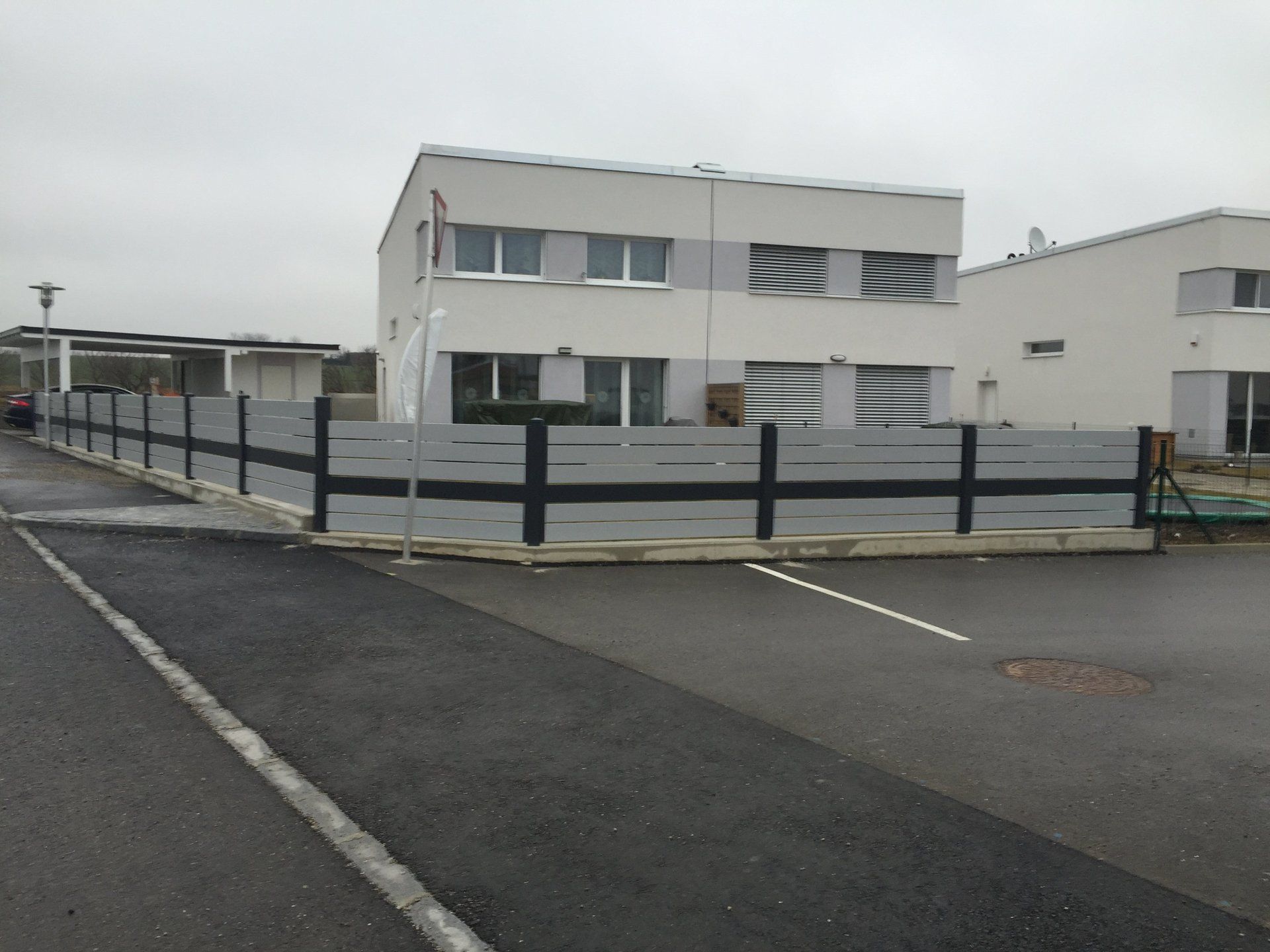 Ein weißes Haus mit einem Zaun davor