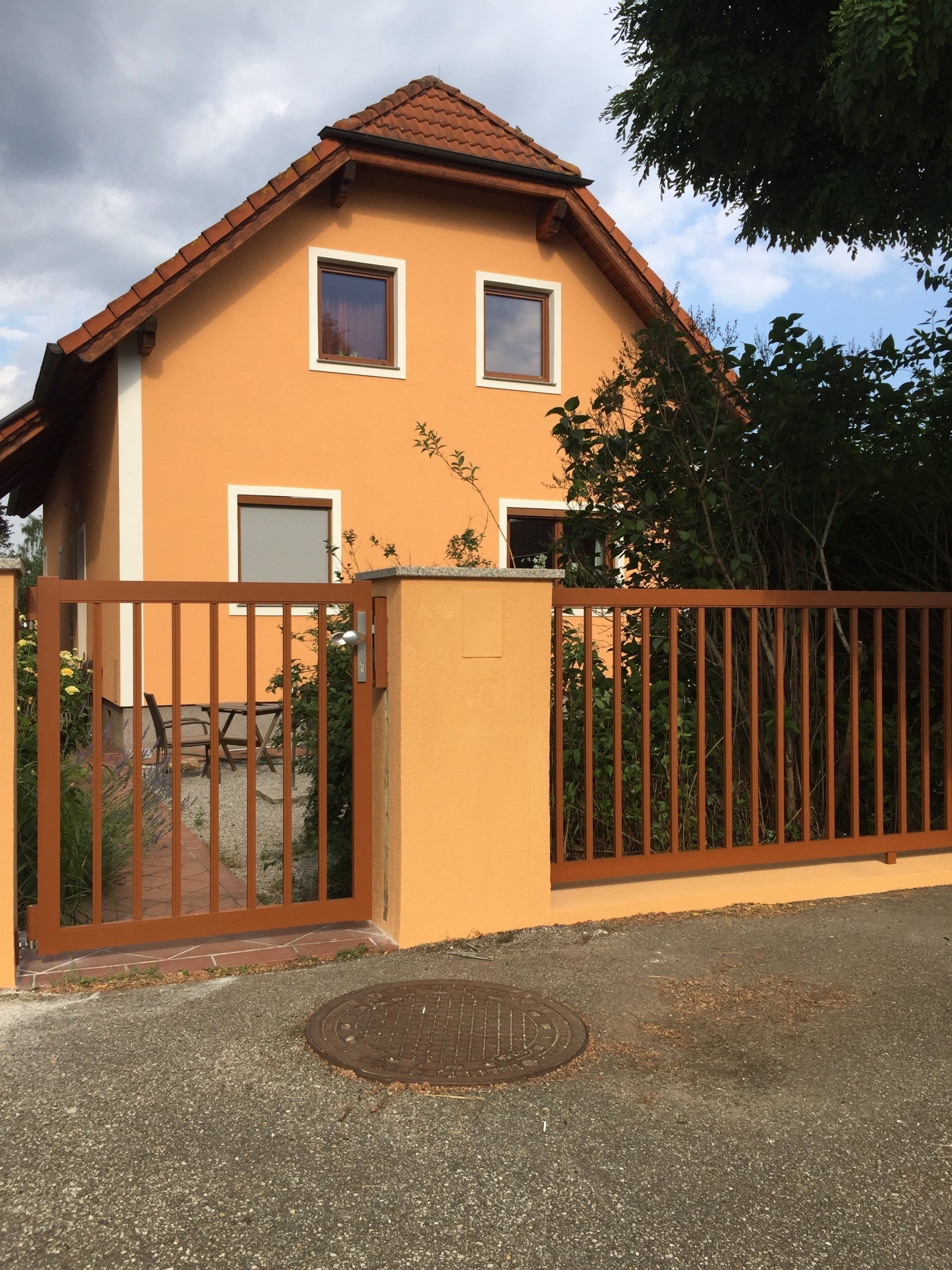 Ein Haus mit einem Zaun davor