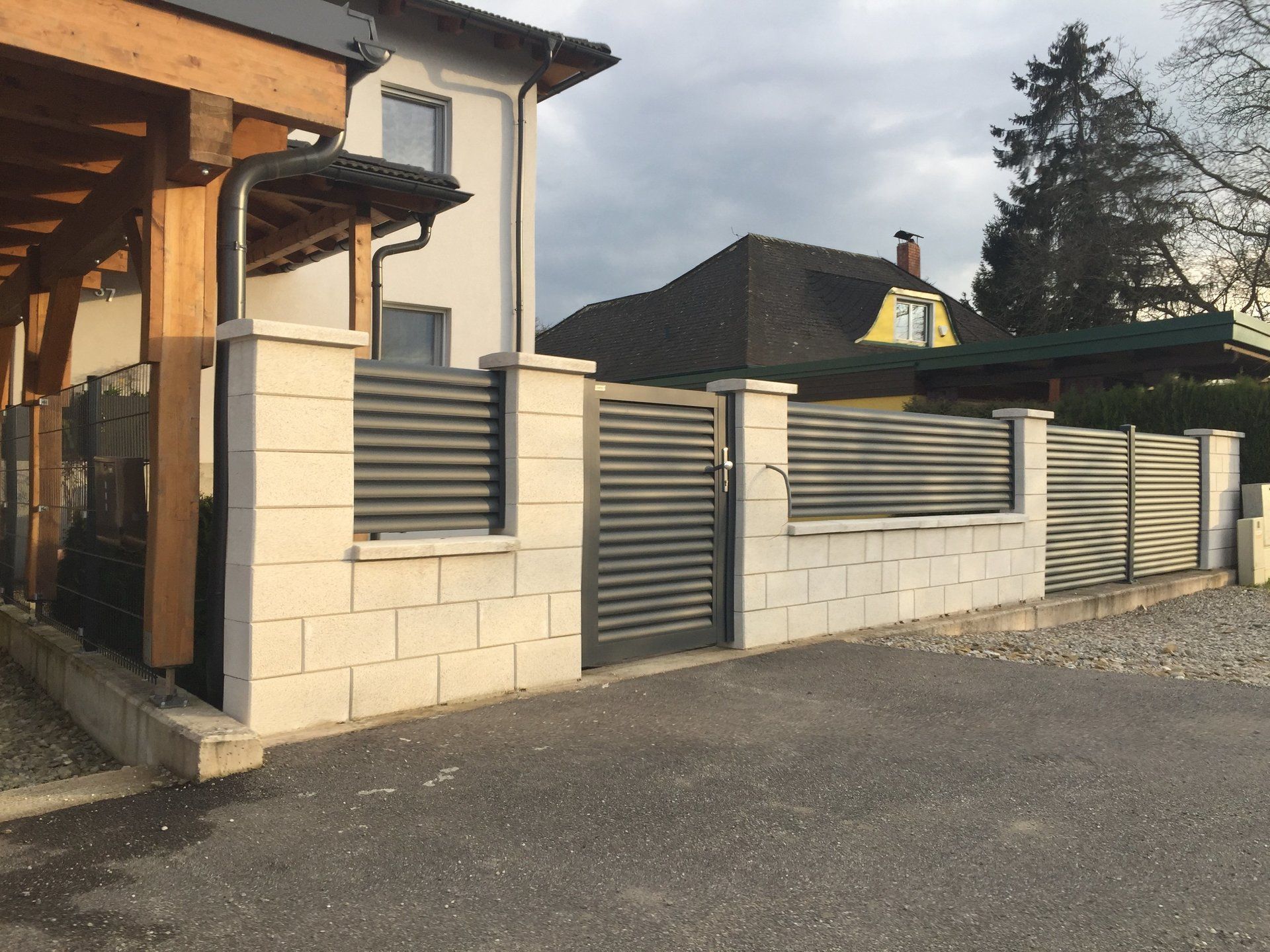 Ein Haus mit einem Zaun und einem Tor davor