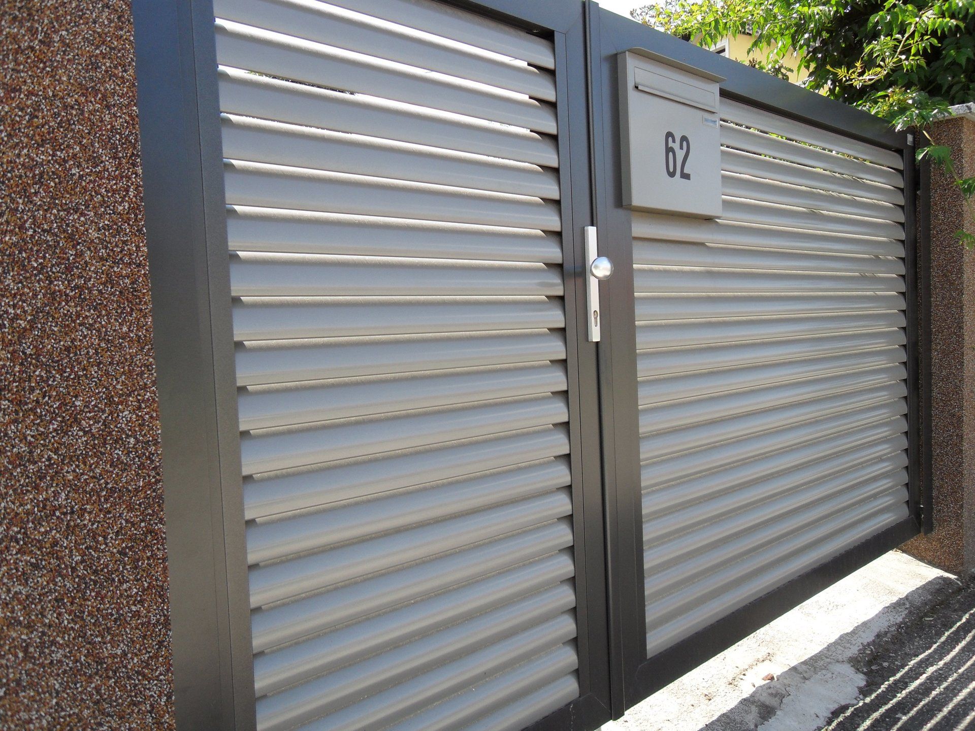 Ein Tor mit der Nummer 62 darauf