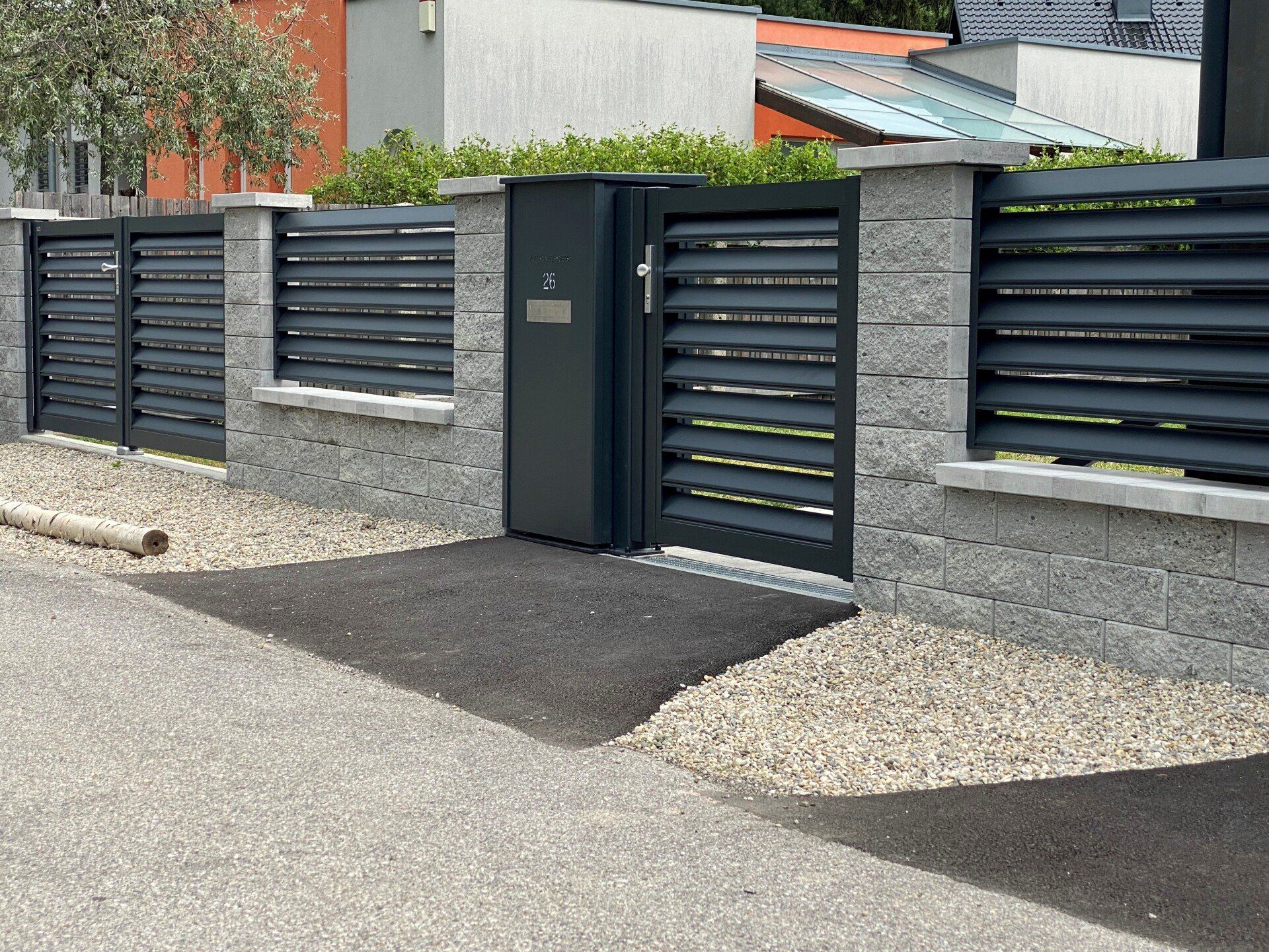 Ein Zaun mit einem Tor und einem Briefkasten darauf