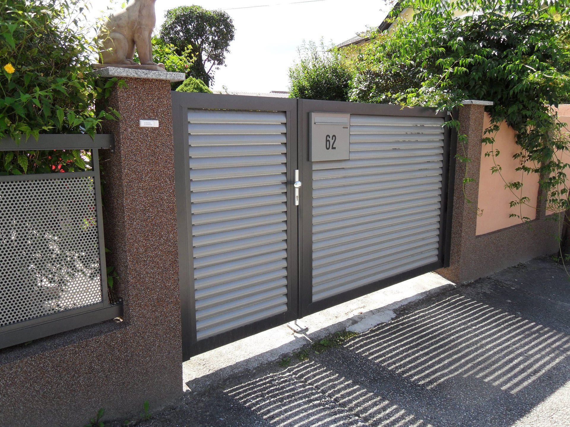 Ein Tor mit der Nummer 12 darauf