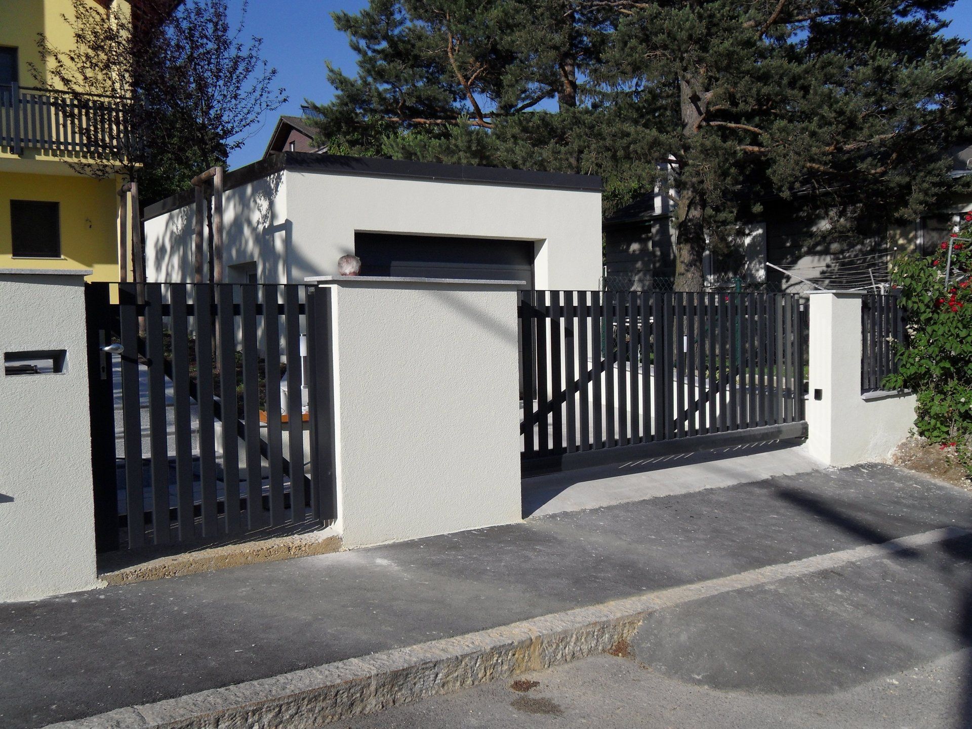 Ein Zaun mit einem Briefkasten an der Seite