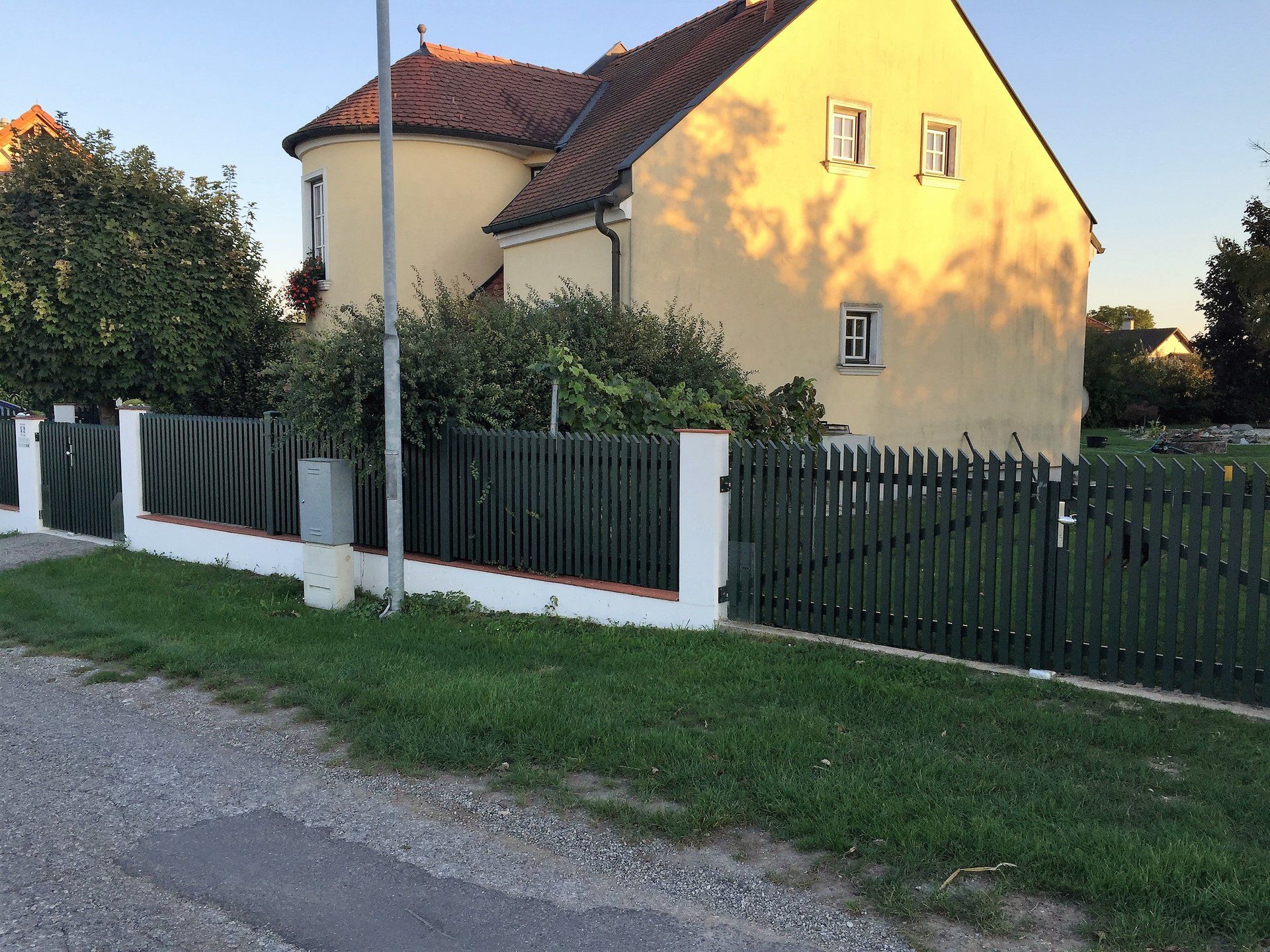 Ein Haus mit einem Holzzaun davor