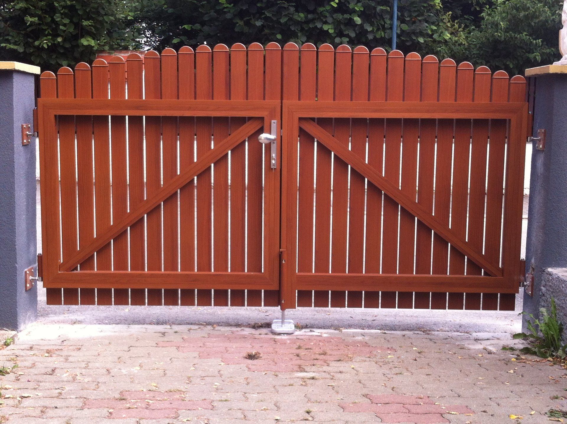 Ein Holztor mit einem Dreieck in der Mitte