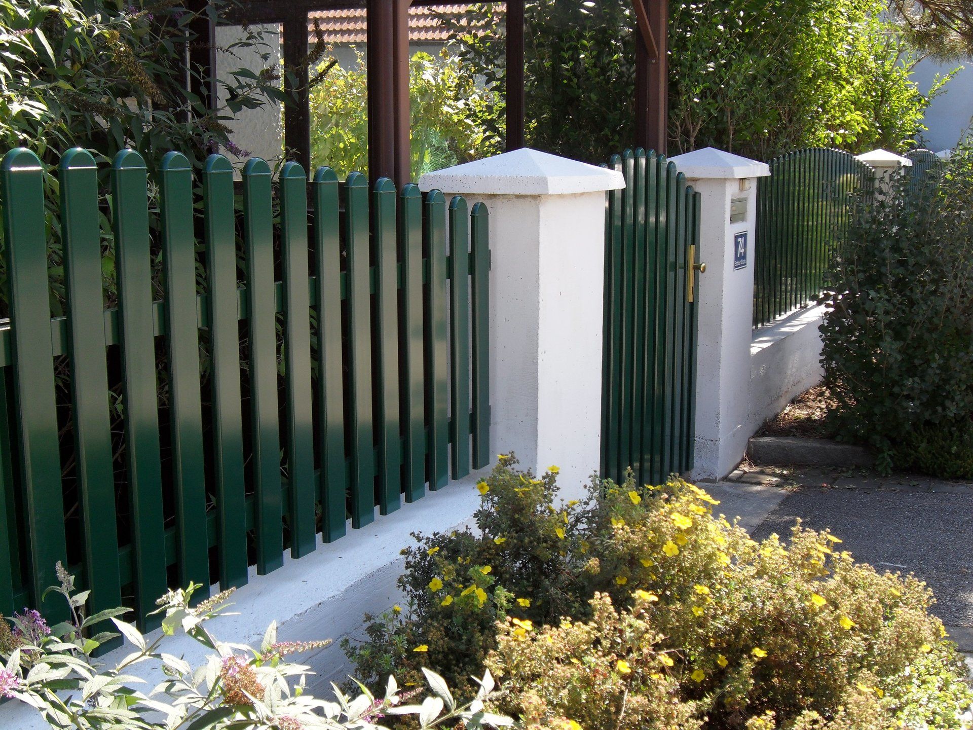 Ein grüner Zaun mit der Nummer 10 darauf
