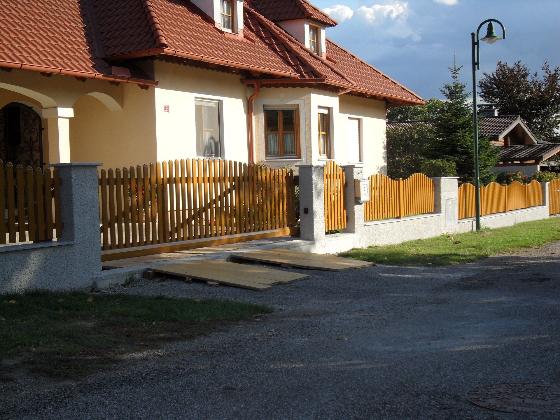 Ein Haus mit einem Holzzaun davor