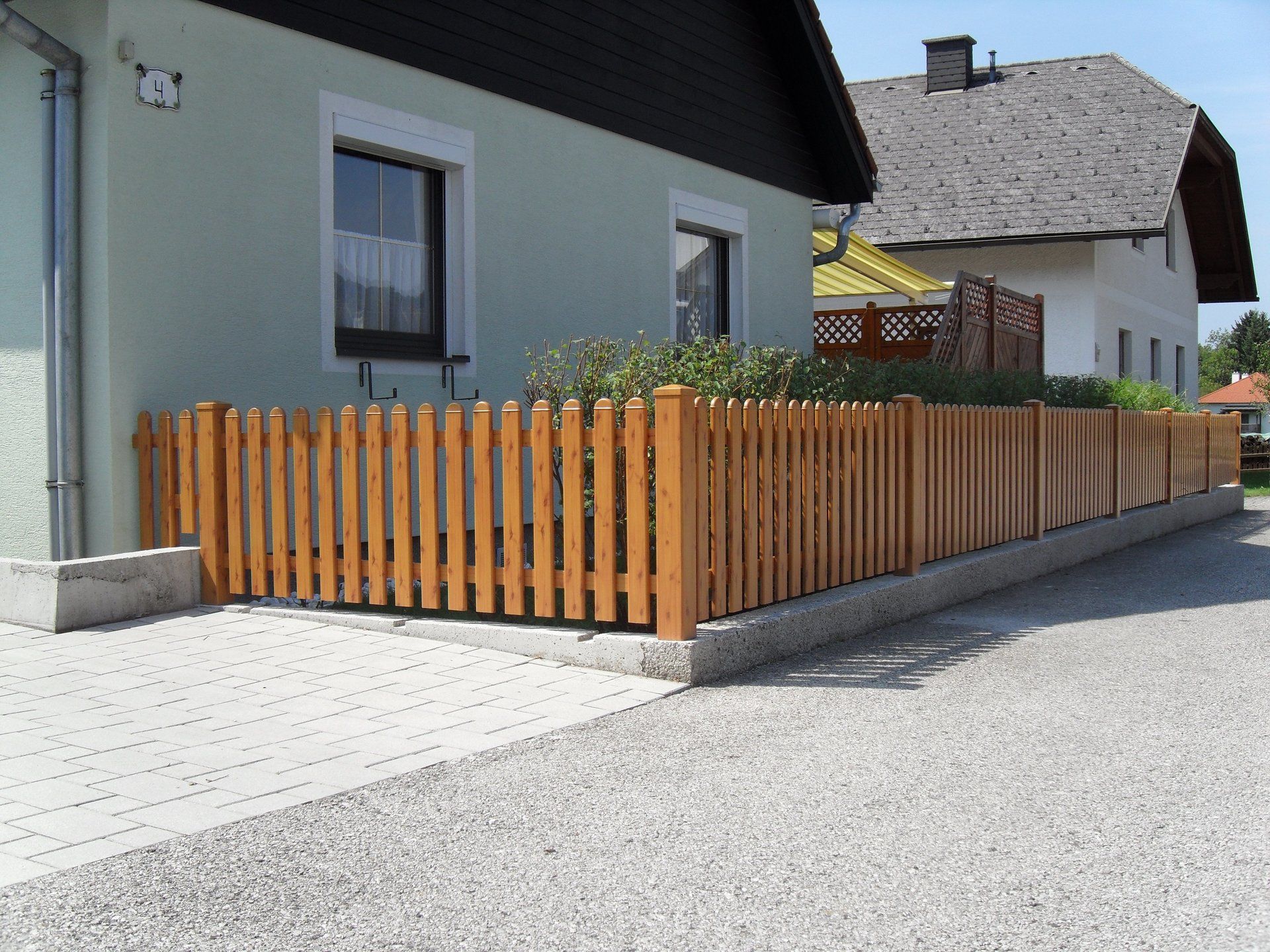 Ein Haus mit einem Holzzaun davor